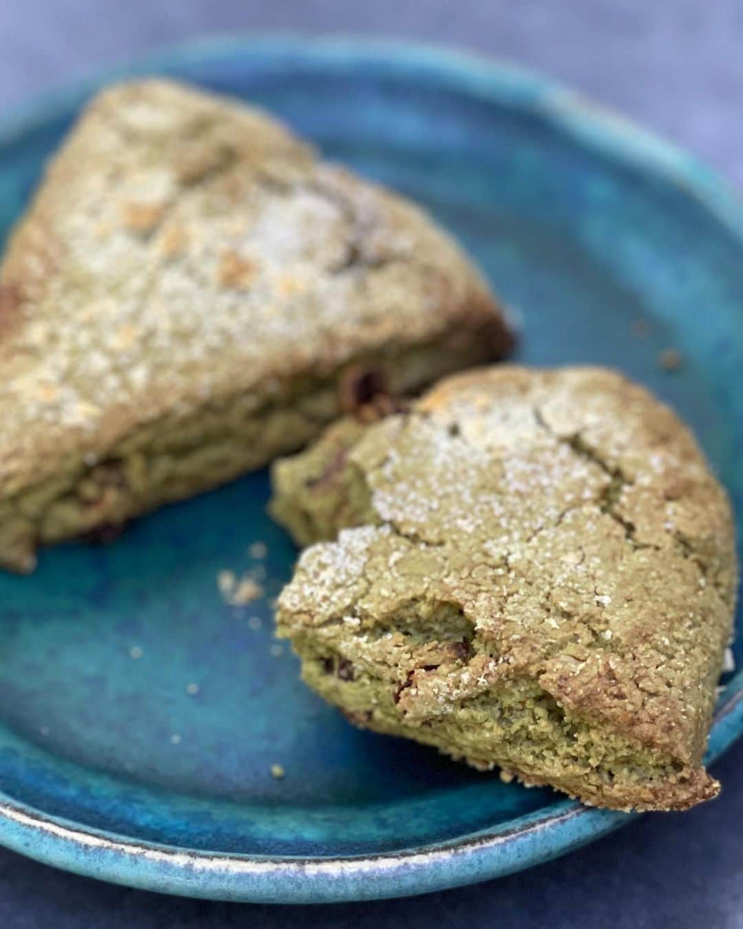 結城アンナのインスタグラム：「👩🏼‍🍳ヘルシー系🍵抹茶🍵スコーンズ。甘さ控えめ、GF, ビーガン🌱今年3月に扶桑社から出版された私の5冊目の本/ムック本「Then & Now」p.61のレシピを少し改造したものです➡️ローズマリー&クランベリーの代わりに➡️抹茶の粉小さじ4&マスカット・レーズン40gを使いました。 👩🏼‍🍳Matcha Scones🍵a rearrangement of the recipe on page 61 of my latest book 「Then & Now」(March 2023),Fusosha Publishing, Japan.  #スコーン #スコーンレシピ #甘さ控えめ #ヘルシー #ヘルシーレシピ #抹茶 #抹茶スイーツ#fusoshamook」