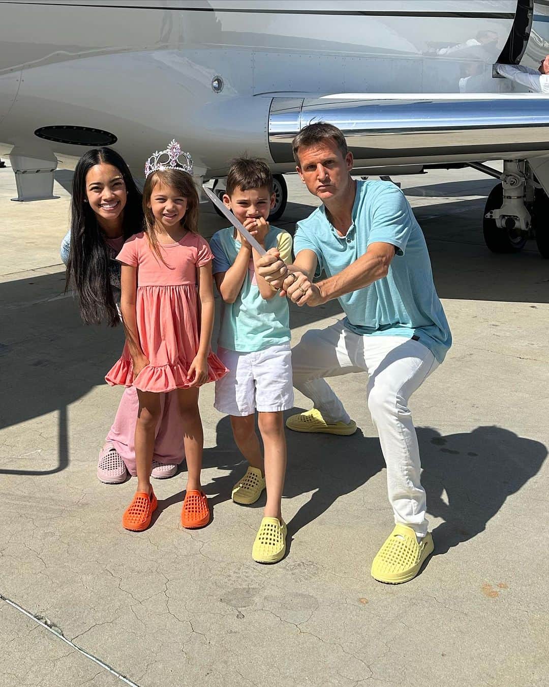 ロブ・ディアデックのインスタグラム：「California’s Perfect Little Miss is ready to chase the crown again this year . You know we keep that selenite liquid light sword  when we are traveling to a pageant . We need to do everything we can to keep the vibrations high with that divine light , love , grace and gratitude that only crystal sword can provide.」