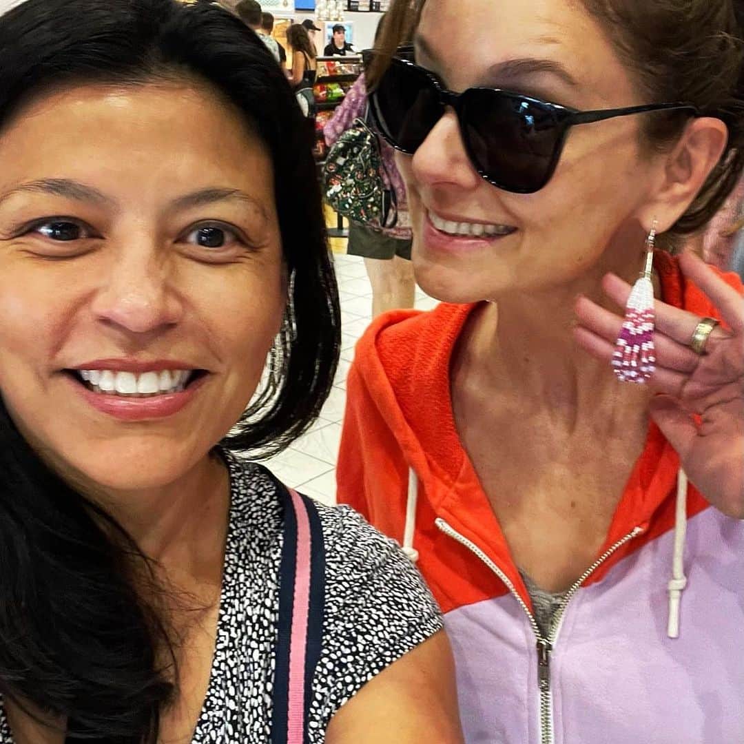 サラ・ウェイン・キャリーズのインスタグラム：「when you get to share the #barbiemovie with your ride or die feminist troublemaker who even made you earrings that 💘match💖the💞movie💓& there’s this exuberant celebratory relief」