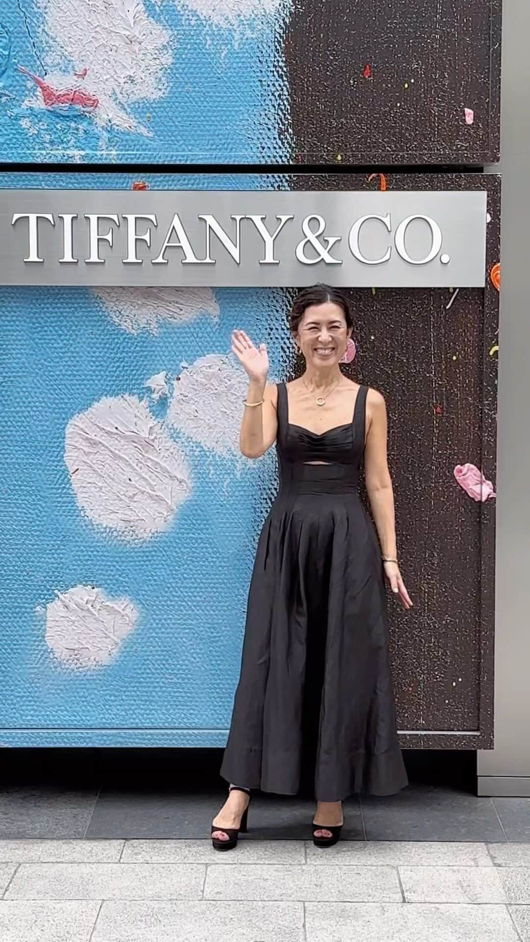 のインスタグラム：「18歳の誕生日プレゼント🎁に、父からファーストジュエリーである、オープンハートのネックレスを贈られてから、人生の大事なタイミングに集めているティファニー💍。長女の18歳💎、20歳💎の誕生日にあげたのもブルーボックスでした。  先日、リニューアルしたばかりの、ティファニー銀座本店へ。入り口では、『ティファニーで朝食を』のオードリー・ヘップバーンのホログラムがお出迎え。ダミアン・ハーストのウォールペーパーや、ブランドのジュエリーのアーカイブも、ニューヨークの本店にインスパイアされた✨✨という店内には、現代アートが飾られ、まるで美術館のよう。そして、アイコニックなコレクションはもちろん、アートピースのようなハイジュエリーも見ることができます。  今度また、娘たちを連れて訪れたいな、と思っています。みなさまもぜひ、この美しい世界観を体験してみてくださいね💍💍  @tiffanyandco #ティファニーブルーの #ボックスを見て #心躍らない人はいない #このブルーは #幸せを運ぶ鳥 #コマドリの卵が由来 #Tiffanyandco #TiffanyGinza #TiffanyPartner」