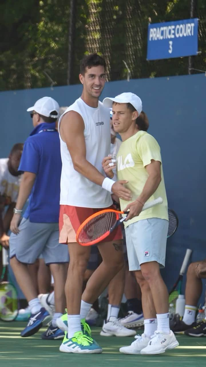 ディエゴ・シュワルツマンのインスタグラム：「Grande y Peque 😎   @the_kokk1 | @dieschwartzman | #tennis #atp #sports #kokkinakis #schwartzman #mubadalacitidcopen」