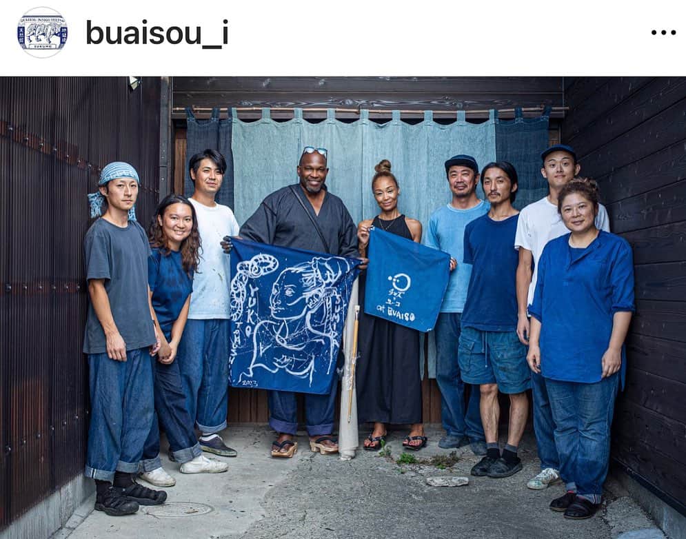 ユーコ・スミダ・ジャクソンのインスタグラム：「A Special trip to Tokushima,Shikoku. Much gratitude for their warm hospitality!!!@buaisou_i  with @chazguest  何十年ぶりの四国での貴重な体験で日本の藍染に魅了されました。完成までの緻密な作業過程とBUAISOUのみなさんの情熱に脱帽です。ありがとうございました! Chazの藍染インク画シリーズもお楽しみに♾️」