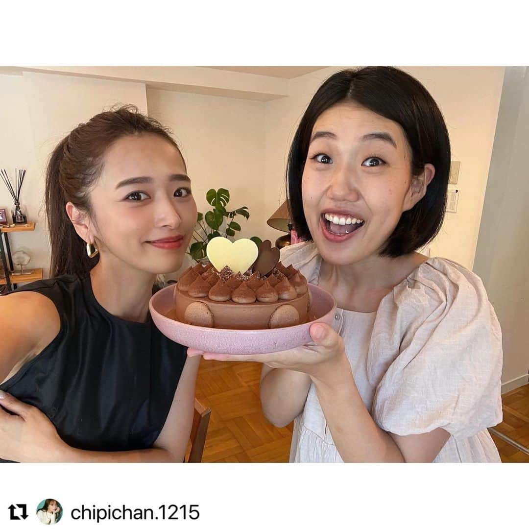 横澤夏子のインスタグラム：「#近所の児童館ちぴ宅へ #朝行ったら太田さんがいて #太田さんに会うの久しぶりすぎて #なんだか緊張しちゃったのよー！ #太田さんはお仕事前に汗だくになりながらドデカイプールを作ってくれましたー！ #いつもありがとうございますーー！ #ちーちゃんと話していても #子どもがわちゃわちゃしてて #最後まで話ができてない気がするのよー！ #うふ！  Repost @chipichan.1215 with @use.repost ・・・ なっちゃんハピバ🎂🩷 バタバタでケーキ出すタイミングも謎でごめん😂笑  家でプール開き🏊‍♀️👙  いつもなっちゃんは太田家🏠のことを 近所の児童館と言ってくれます😂❤️ 姉妹同士👭遊んでて可愛かったな☺️ インスタで載せてたビニールスカート 作ってきてくれて感動！！！！！🩷笑  それぞれ好きな色を選んでハイチーズ✌️ 可愛すぎて…😍ありがとう🩷🩷」