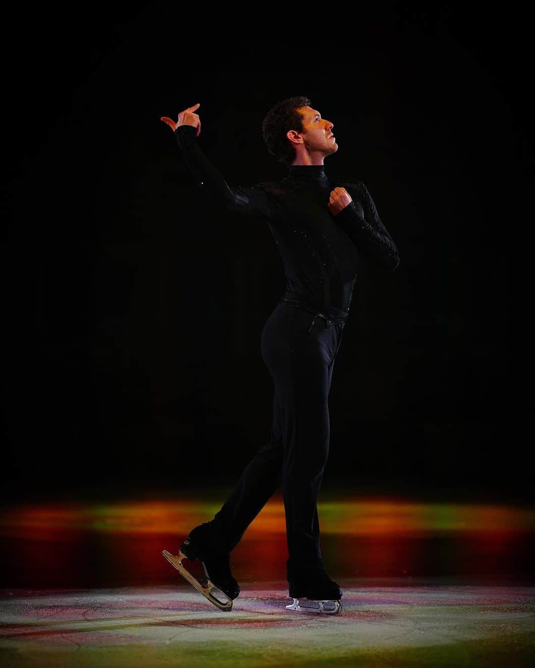 ジェイソン・ブラウンのインスタグラム：「🖤🖤🖤 @fstheice   大阪、毎度おおきに！皆さんはすごかったです！大好き！応援をありがとう！  📸: @yoshiki_kogaito   #theICE #theICE2023 #japan #osaka #show #iceshow #figureskating #skate #performance」