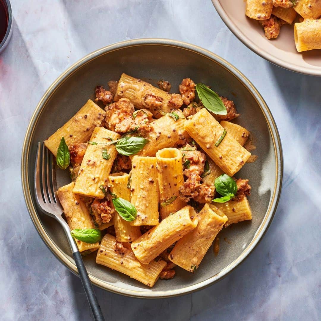 Food & Wineさんのインスタグラム写真 - (Food & WineInstagram)「This Pasta with Sausage, Basil, and Mustard is on our regular rotation because it's fast, easy, and sooooo good. Add it to your rotation through the link in bio.   🍝: @nigelslater, 📸: @dianachistruga」7月31日 8時35分 - foodandwine