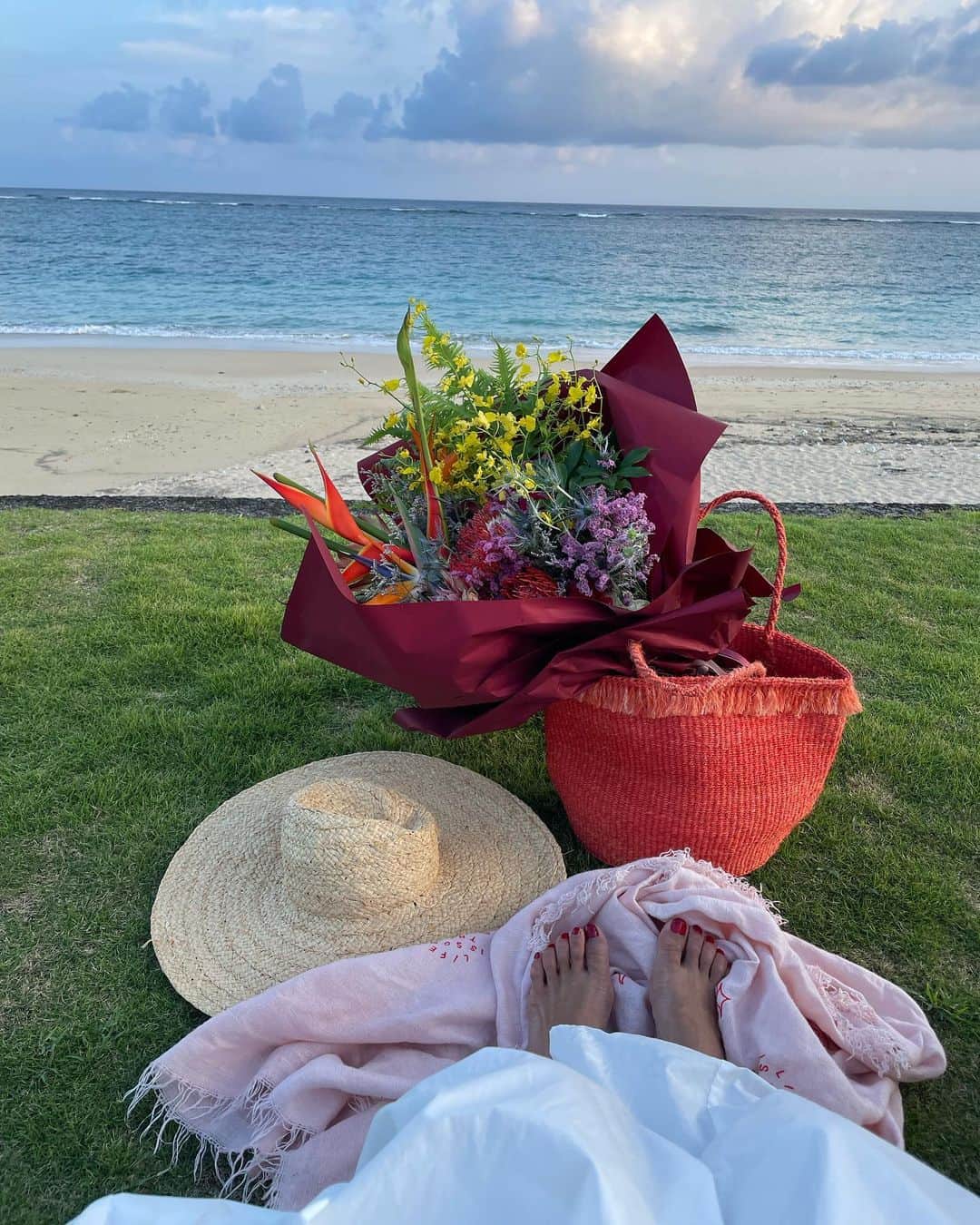 MICA   rippmonsterのインスタグラム：「7.30  結婚記念日🌺  大切な場所 奄美大島で結婚式をして…🕊️  内藤家5年目のSTART🦋😌  夫婦の愛言葉は  "ずっと一緒に遊ぼうね" と "毎日がパーティー"😂  そんなかんじです🤣  これからも内藤家をよろしくお願い致します🐢🦋🌺  記念日に こんな離島で、お花屋さんも近くに一軒もないのに…  この記念日に合わせて 島の友達、 仲間に沢山協力してもらい 内藤さんは👦🏾お花束をサプライズでベットの上に用意してくれていて…  なんとか私を部屋に戻そうと  "蚊に刺された！ムヒ持って来て！"と私に頼み 私はダッシュで部屋に"ムヒ" をとりに…👀  私は何事も無かったように ムヒだけを片手に持って帰って来て笑  内藤さん。。。あれ?🙄🫣🫨😵‍💫？？  そのまま私は何事も無かったように呑気に過ごしていたら…  "はい。💐おめでとう。いつもありがとう。"  そしてミカちゃん、ベットにお花置いてあったの気が付かなかったの？🥺🥹  え。。。。  ムヒで頭いっぱいで何も気が付かなかった😂😅🥹  内藤さんごめんね😂　 頑張ってサプライズしてくれたのに🥹  内藤家らしい5年目の始まり。」