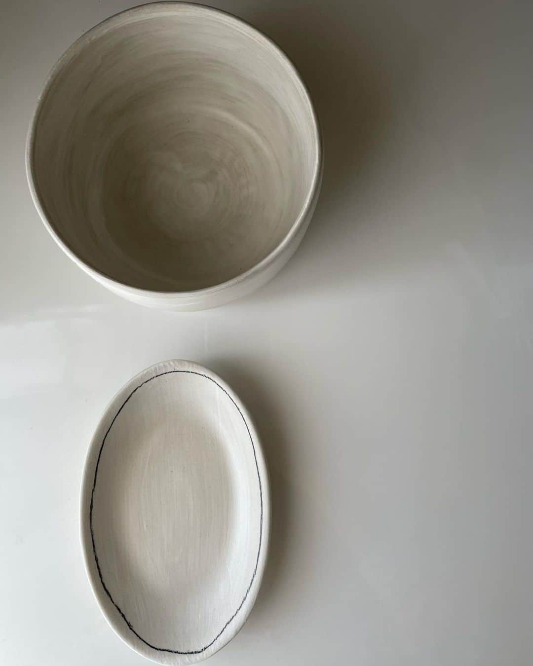 T͟o͟m͟o͟m͟i͟ S͟a͟t͟o͟のインスタグラム：「. @hee_ceramic_studio   @shop_apecta で出会った陶磁器。 ヘジンさんが作家さんについてや、この器たちが完成するまでのストーリをゆっくり丁寧に説明してくださってすごく興味深かったし、選ぶ楽しみ、これから使う楽しみがさらに増した瞬間でした。 大切に使おう。  ラインの入ったお皿は @hee_ceramic_studio × @shop_apecta のコラボレーションアイテムだそう。  @shop_apecta에서 만난 도자기. 혜진씨가 작가님에 대해서나 이 그릇들이 완성되기까지의 스토리를 천천히 꼼꼼하게 설명해주셔서 너무 흥미로웠고 고르는 재미, 앞으로 쓸 재미가 더해진 순간이었어요, 소중하게 쓰겠습니다  라인이 들어간 접시는 @hee_ceramic_studio × @shop_apecta의 콜라보레이션 아이템.  #moumiiikorea」