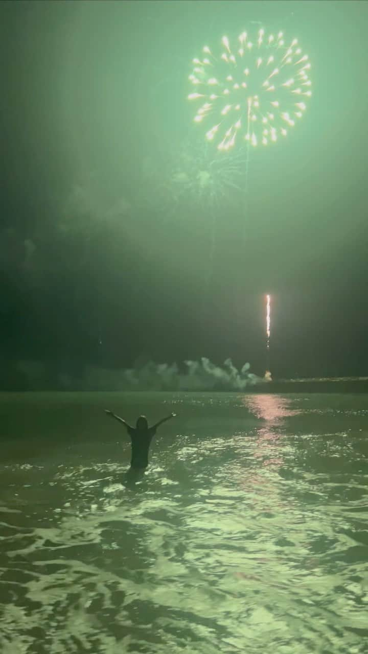 アレクシス・ナップのインスタグラム：「4th of July for the 12th time w/ my Kai 🫶🏼🥰✨  Our favorite yet…Same beaches my father took me at her age & younger, precious memories flooding in.  Heart. So at peace… My shmoo shmoo is truly everything 💜💜🥹🧬🧬💗🙏🏼thankful💗   If u can still remember, how was your 4th? 😝 Keep summering!!! 🙌🏼☀️🌊✨」