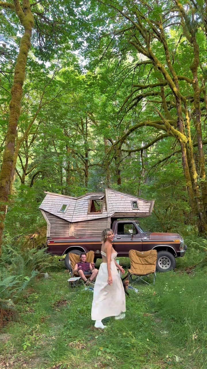 サラ・ジーン・アンダーウッドのインスタグラム：「Taking the truck cabin camping on our new property, and getting there on a hope and a prayer 😂」