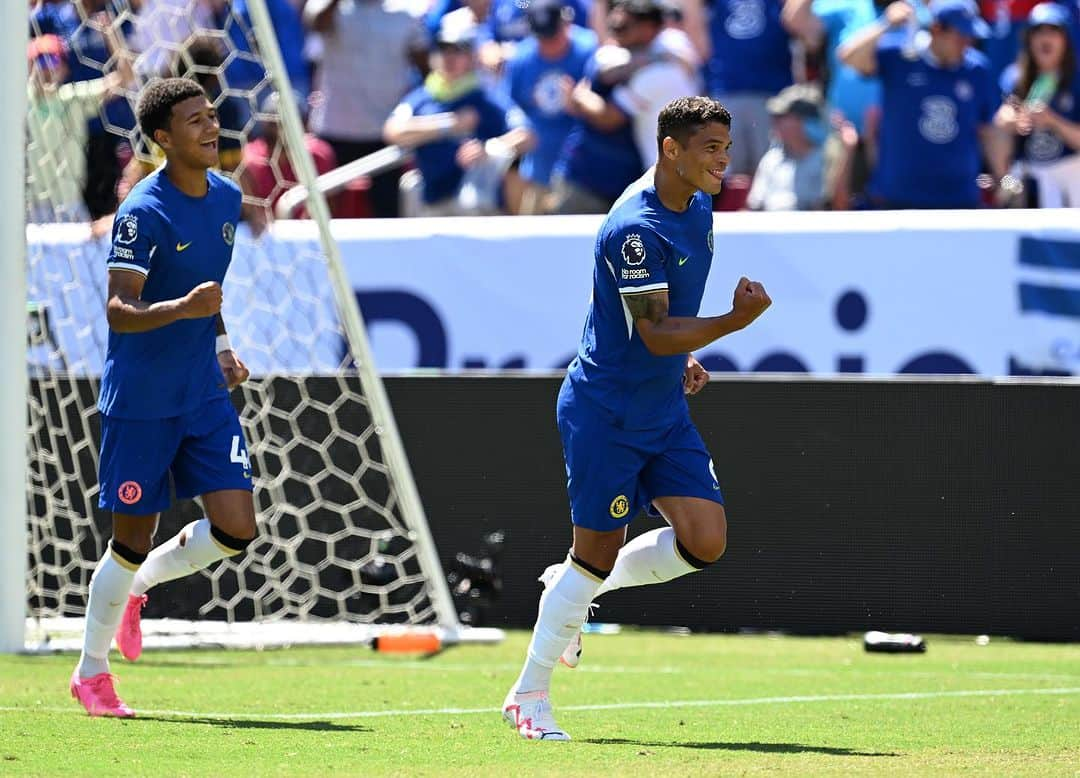 チアゴ・シルヴァのインスタグラム：「🇧🇷 Feliz pelo resultado que tivemos hoje👊🏽 Vamosssss @ChelseaFC 💙 🇬🇧 Glad with today's result 👊🏽 Come on @ChelseaFC 💙 • • • • • #ThiagoSilva #ChelseaFC #CFC #Chelsea #TS6 #OhhhThiagoSilva  #WeAreBlue #BlueIsTheColour #ChelseaForever #KeepWalking #FamiliaSilva #BluesInThesUSA #preseason」