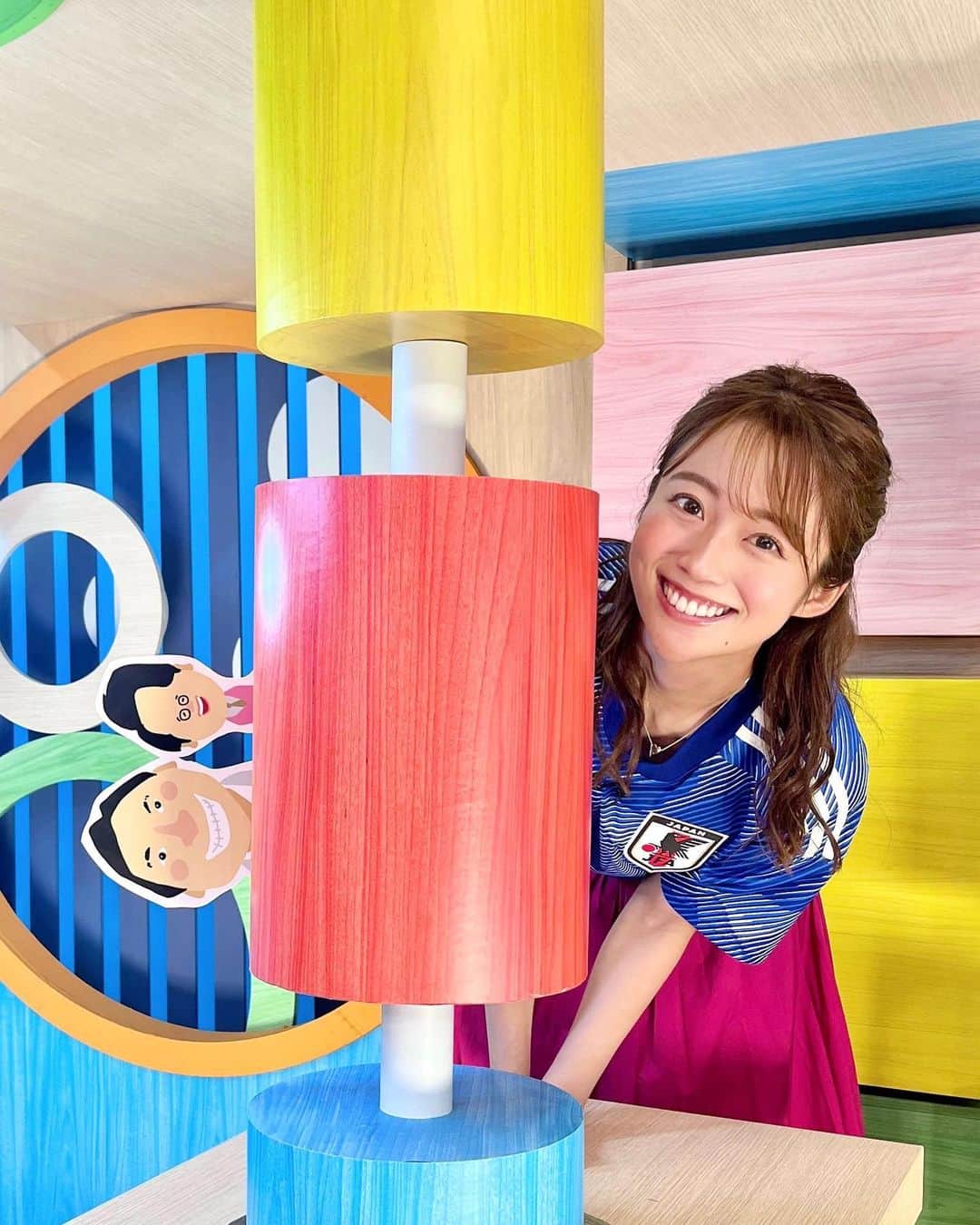澤井志帆のインスタグラム：「.2023.7.31 ⁡ きょうは「隠れまるごとファミリーを探せ」最終回👏🏻💫 ⁡ 1ヶ月間、ご参加いただいた皆さんありがとうございました🤍✨ 楽しんでいただけましたか？ ⁡ 私もスタジオに入るたび、きょうはどこに隠されるのかな〜？といつもワクワクしていました🤩 ⁡ ちなみに豪華賞品の応募は今夜12時まで！ お忘れなく😉 ⁡ 写真は7月14日(金)の隠れインディアンスと🌻✌🏻 ⁡ Daiichi-TVでは今後も視聴者の皆さんと一緒に楽しめる企画をたくさん発信していきますので、楽しみにお待ちください🤲🏻🤍 ⁡ ⁡ #DaiichiTV#まるごと#隠れ#インディアンス #アナウンサー#アナウンサー衣装#衣装#ハーフアップ#ハーフアップアレンジ」