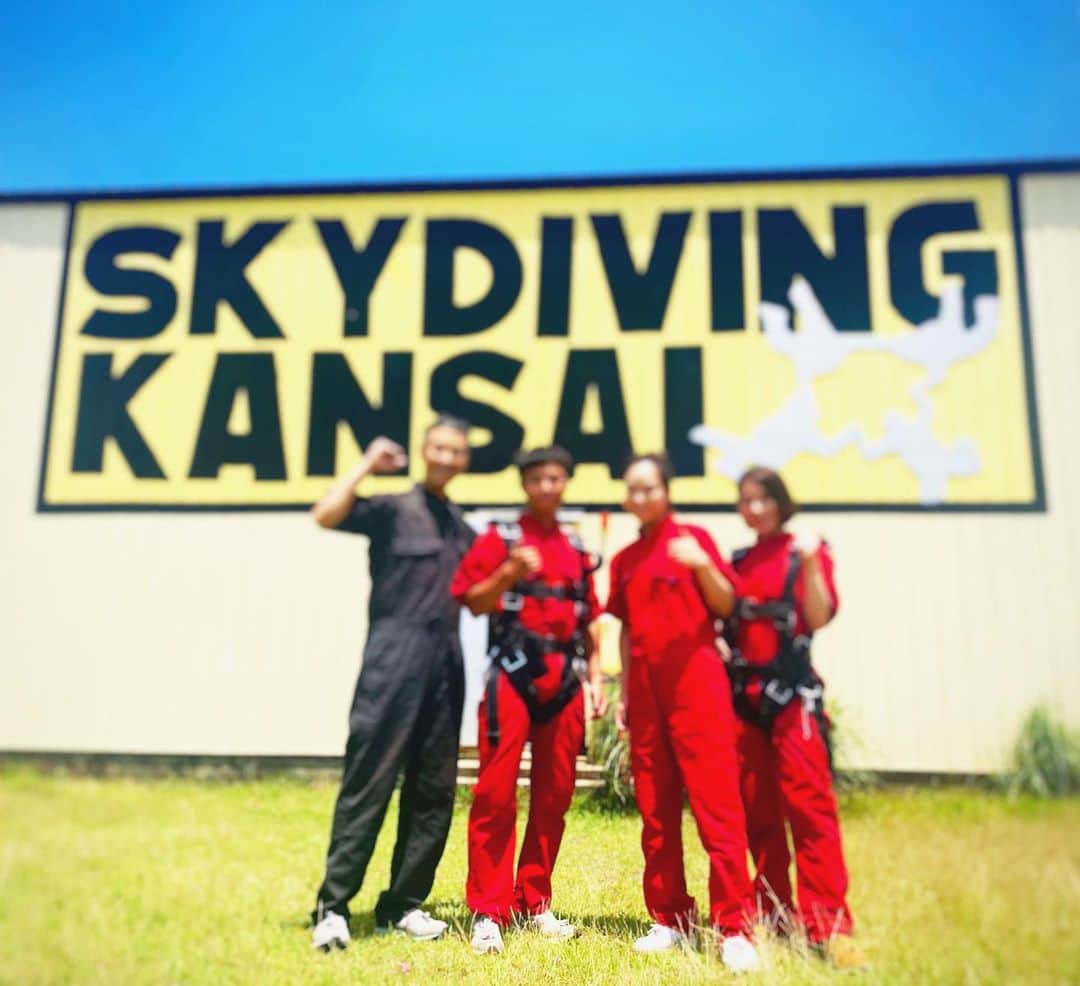 小西陽向のインスタグラム：「家族でスカイダイビング🪂🚀 めっちゃいい思い出になった✨  素晴らしい経験させてくれてありがとう😆  . . . #skydiving #skydiver #skydive #スカイダイビング　#スカイダイビング関西 #但馬空港　#active #アクティブ女子」
