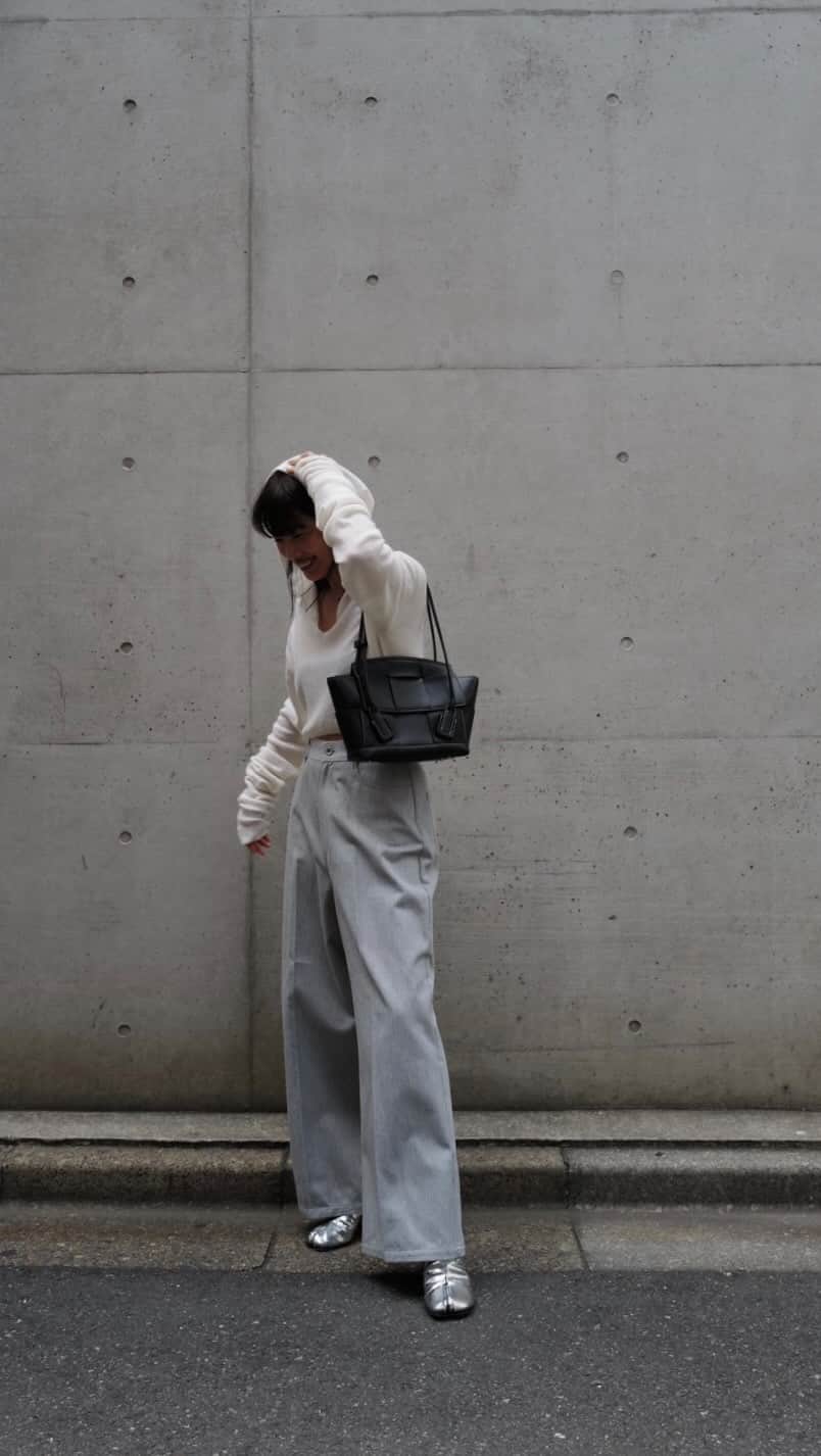 JUNNAのインスタグラム：「@etretokyo   今週も初秋にオススメの軽めニットetc...入荷しますよ〜  tops/ #ETREクロップドフーディーニットトップス pants/ #ETREツイルワイドパンツ bag/ #BottegaVeneta shoes/ #maisonmargiela necklace/ @messikajapan」