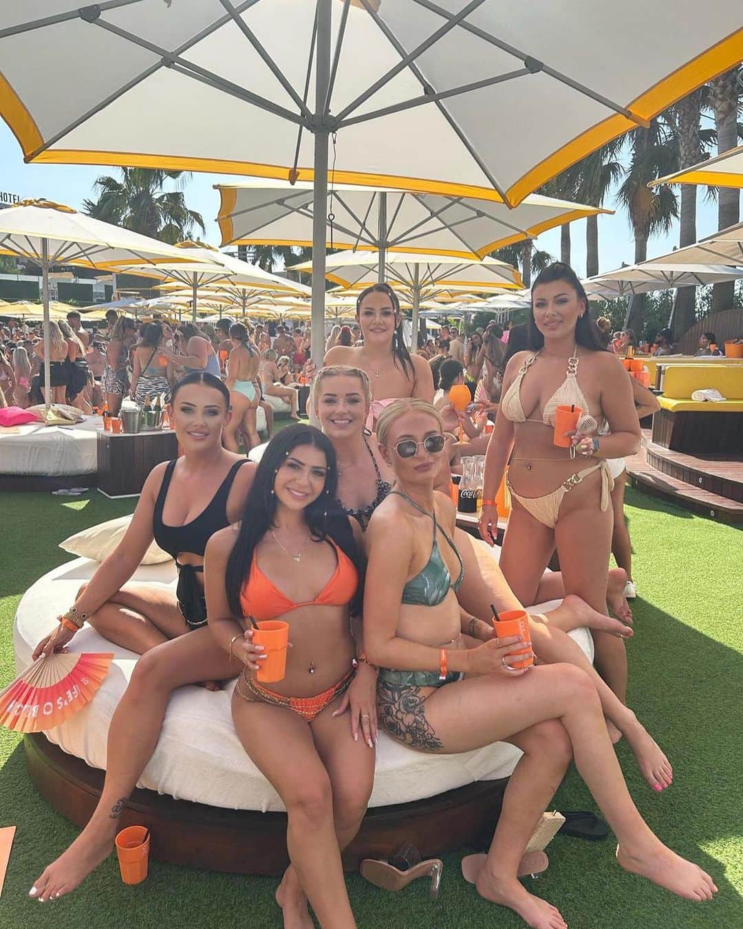 クラウディア・フラガパニさんのインスタグラム写真 - (クラウディア・フラガパニInstagram)「Ocean Beach🧡🍾  @obeachibiza   #oceanbeach #oceanbeachibiza #ibiza #poolday #holiday #girlsholiday」7月31日 19時46分 - claudiafrag
