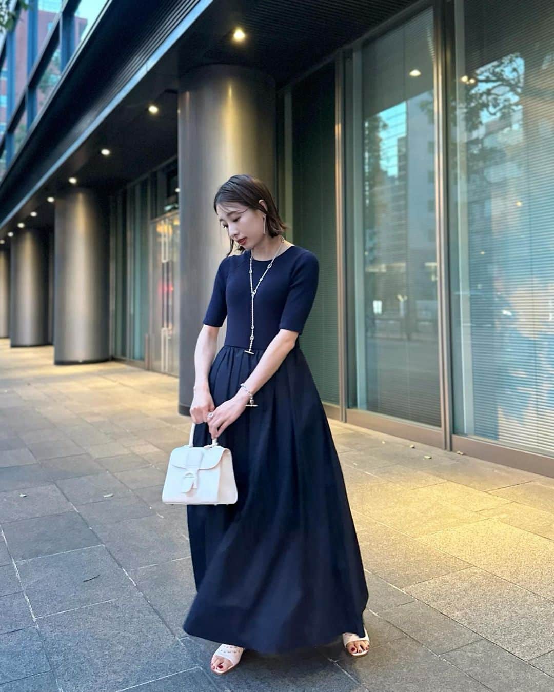 冨張愛のインスタグラム：「夏の夕方が好き⛱️ 夏のネイビーも好き。 シルエットがとても綺麗で 着た時にあれ？私痩せたかな？と思う、 ラクチンなのにスタイルを良く見せてくれる お気に入りのワンピースは @re_gleam 🤍 女神のようにお優しくて気品溢れるまきさん @mtmmaki が作るお洋服は、360°美しくシンプルの中に宿る上品な女性らしさが本当に素敵...✨ 前後2wayでお袖もあるので 秋まで長く着られそうです😎✌️ 大人気で完売していたみたいなのですが 今夜、このあと20:00-再販になるそうですよ〜📝  onepiece ... #regleam bag ... #delvaux @delvaux  accessory & shoes ... #hermes @hermes」
