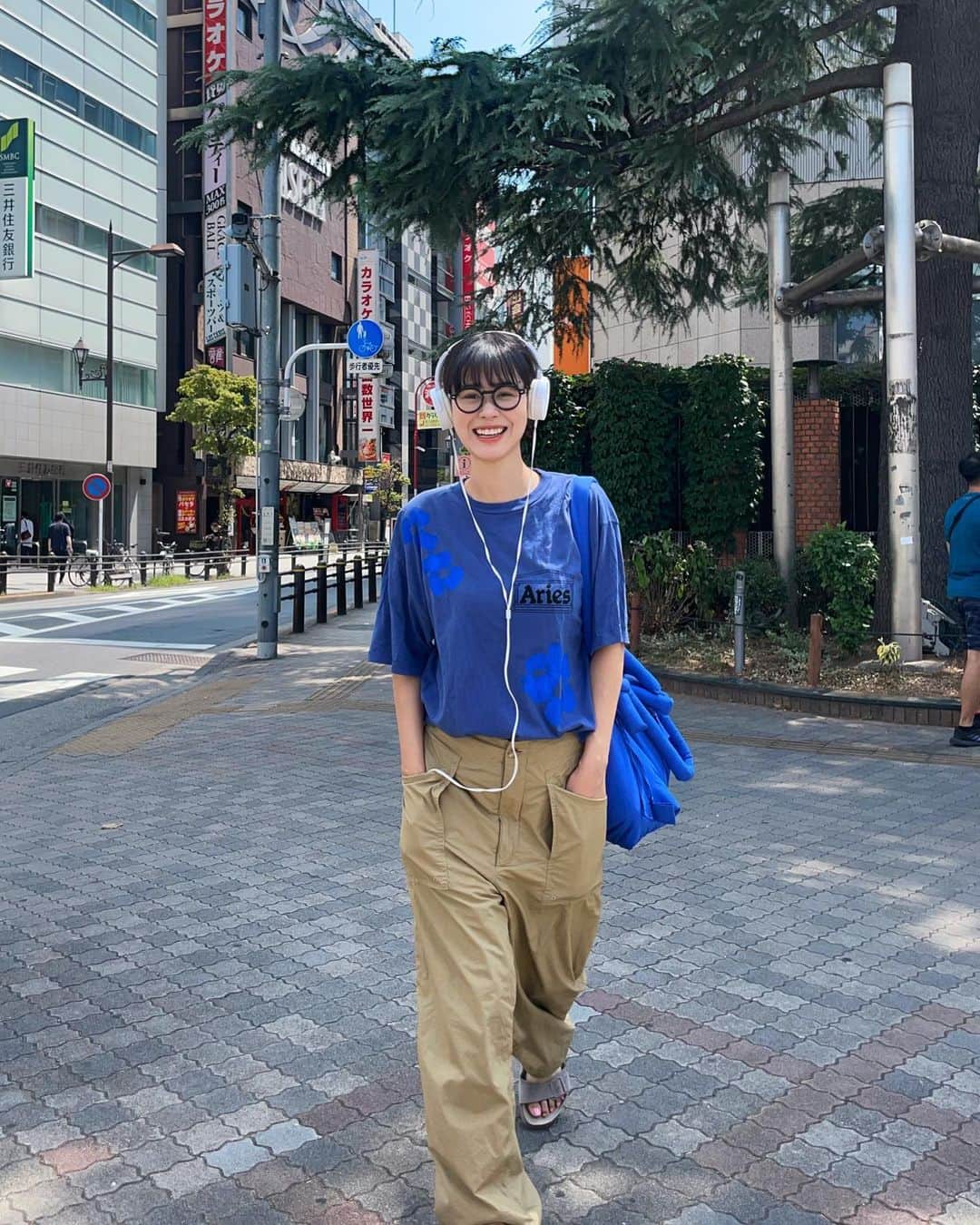 田中シェンのインスタグラム：「君も G-BOYSに入らないか？👑 (7月最終日)  Tops @aries  Bottoms @hellyhansen  Shoes @birkenstock  Bag @olend_backpacks  Glasses @ahlem   とろけるアスファルトを 日陰を探しながら、IWGPを思い出し つつ、池袋の街を堪能しました☀️ (キングが好きです)  #池袋駅  @chanoma.ikebukuro 一日一回は私のインスタおすすめ欄にでてきて たこちら💁🏻‍♀️とうとう行ってまいりました！ (と、アルゴリズムに言いたい) 縁側の席の座りたくて名前を書いて待つこと10分 床の間の横の茶の間の席に座りました💯 テリーヌは惣菜のイメージが強かったので 抹茶🍵のテリーヌが舌触り滑らかすぎてびくり。 お茶との渋✖️甘でFOREVER楽しめました。 駅から15分ほど歩くので、日陰必須です🫰🏻  #新珍味 「池袋の地元が愛する昼ご飯」とgoogle先生に お伺いを立てた所こちらが🔍 #ターローメン を初めていただきました！ 具がたくさん入ったサンラータン麺という印象🍜 味が濃いかとおもいきや程よい酸っぱさが 夏バテの身体を目覚めさせてくれました🌱 ただやっぱり夏バテで完食できず😭 一から食べ歩きの基礎を叩き直してきます🙏🏻  I went to #ikebukurostation today and It’s my 4th time in this neighborhood! (I don’t know if that’s less or often) There is Japanese tea coffe shop 15min walk  From the station called @chanoma.ikebukuro  #engawa is one of finest Japanese culture (I think ) And u can enjoy it here. My recommendation will be #macchaterrine doesn’t sound rare?😉  #池袋カフェ巡り #池袋ランチシリーズ #池袋デート  #池袋ラーメン #池袋パルコ #池袋散歩  #ariesarise #hellyhansenworkwear  #ビルケンシュトックボストン #夏ファッションコーデ  #夏服コーディネート #街歩き写真 #メガネコーデ  #メンズファッションコーディネート  #縁側カフェ #街中華めぐり #🍜🍜🍜 #ラー活🍜   #일본여행🇯🇵  #여행일기✈️ #푸드스타그램🍴  #카페스타그램☕🍨🍰  #日系穿搭 #日本旅行✈️」