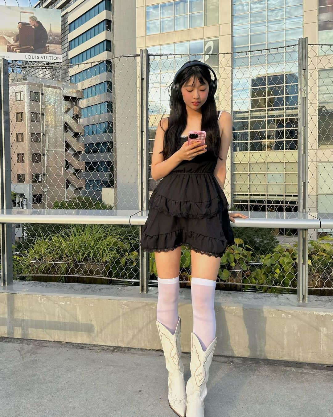 伊藤友奈のインスタグラム：「get the western sunlight 🏙️🎧☪︎⋆｡˚✩🤍  #girlyfashion#shibuya#miyashitapark #ガーリーファッション#シーイン購入品 #ウエスタンブーツ#スカルキャンディー  #ヘッドホンコーデ#ウェーブヘア#プチプラコーデ #モデル#ブラックワンピコーデ #시부야#패션」