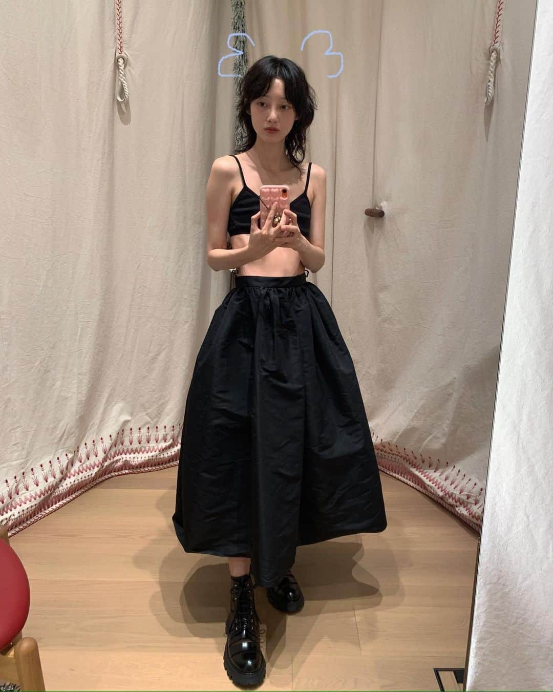 Soyu（Marie）さんのインスタグラム写真 - (Soyu（Marie）Instagram)「#광고 @alexandermcqueen   롯데백화점 월드타워점에서 맥퀸의 pre-aw23 컬렉션과 바이커 미니 주얼사첼백을 만나보세요👜🩵  #AlexanderMcqueen #McQueenPreAW23 #McQueenJewelledSatchel #알렉산더맥퀸」7月31日 19時51分 - merrymarie_