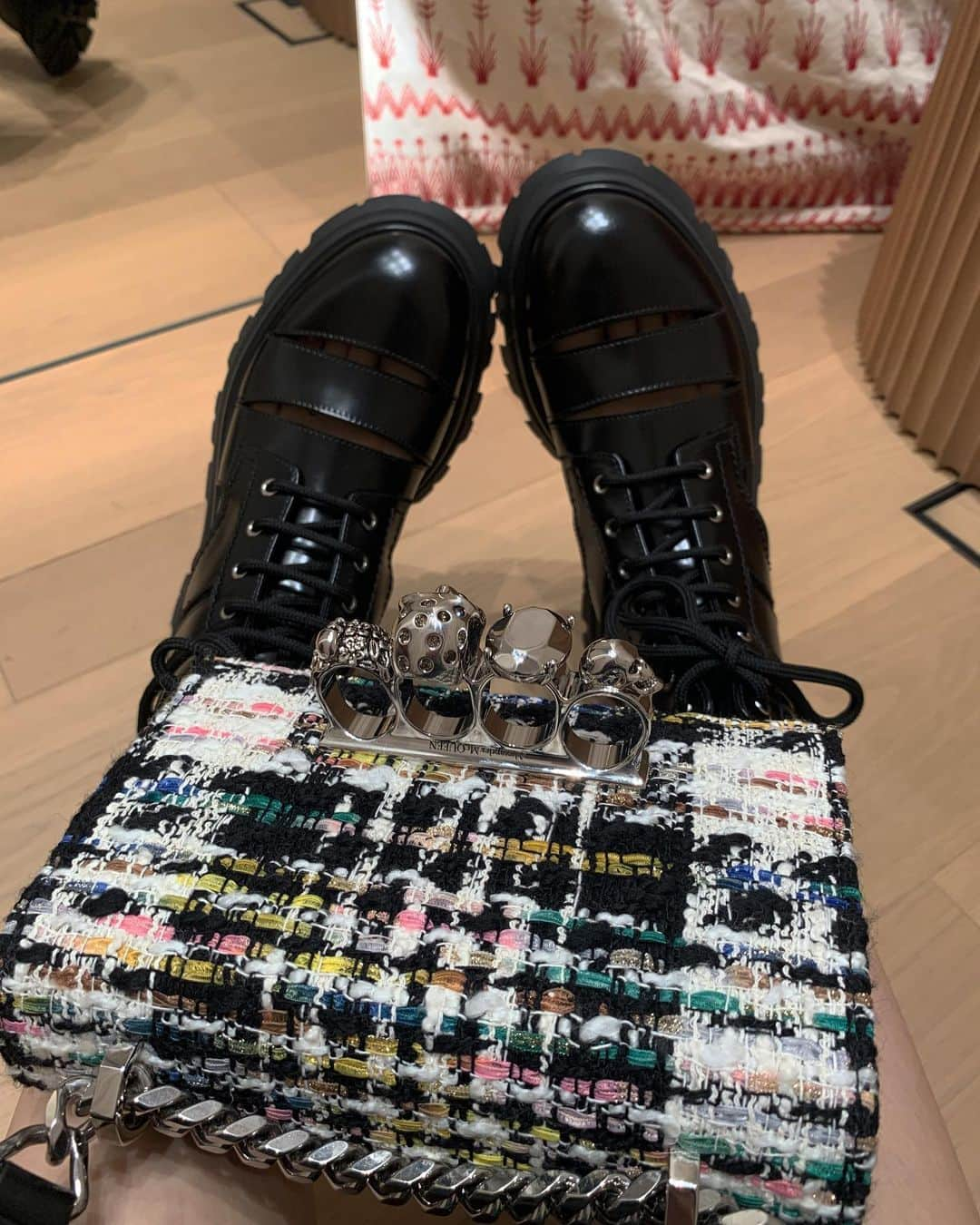 Soyu（Marie）さんのインスタグラム写真 - (Soyu（Marie）Instagram)「#광고 @alexandermcqueen   롯데백화점 월드타워점에서 맥퀸의 pre-aw23 컬렉션과 바이커 미니 주얼사첼백을 만나보세요👜🩵  #AlexanderMcqueen #McQueenPreAW23 #McQueenJewelledSatchel #알렉산더맥퀸」7月31日 19時51分 - merrymarie_