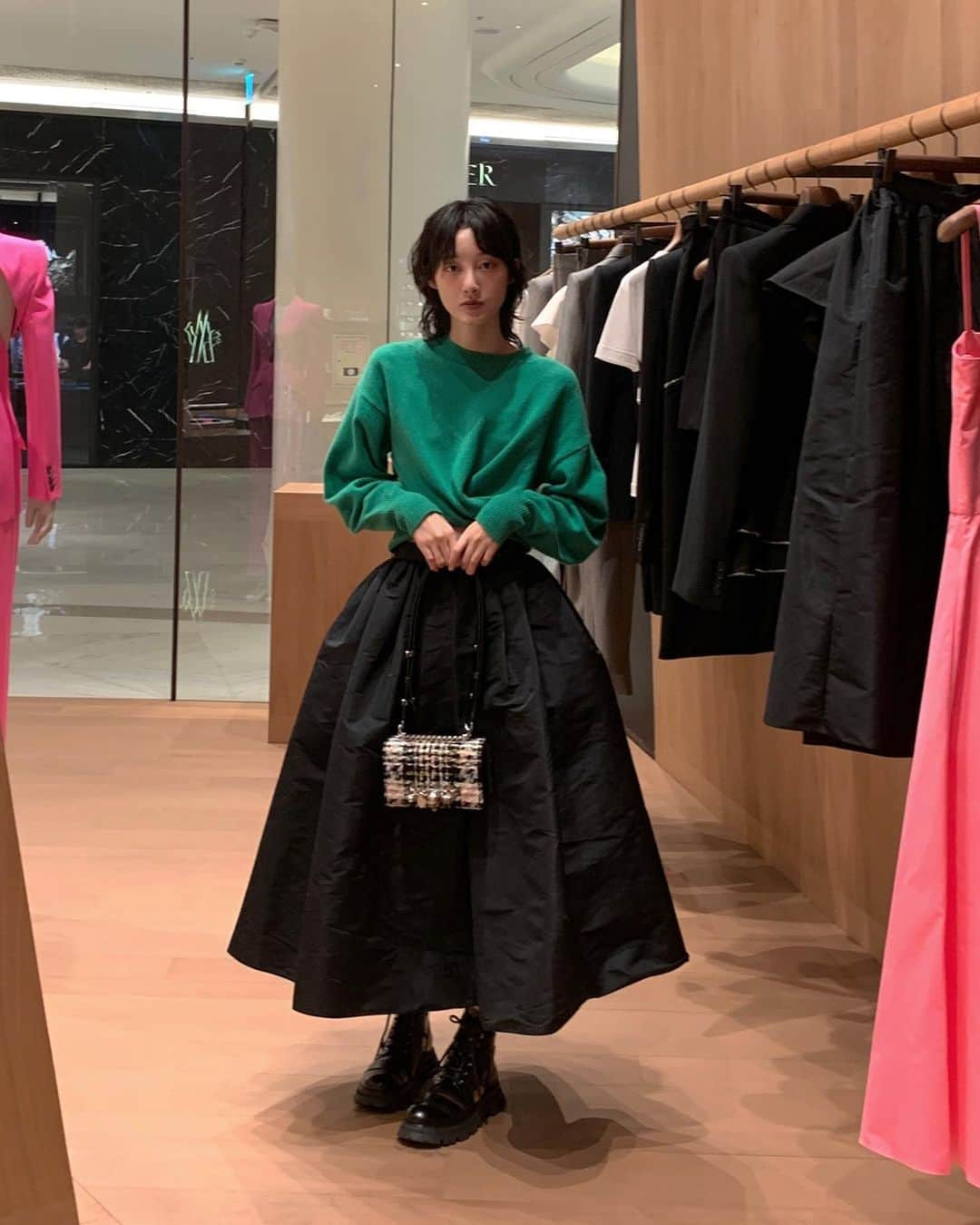 Soyu（Marie）さんのインスタグラム写真 - (Soyu（Marie）Instagram)「#광고 @alexandermcqueen   롯데백화점 월드타워점에서 맥퀸의 pre-aw23 컬렉션과 바이커 미니 주얼사첼백을 만나보세요👜🩵  #AlexanderMcqueen #McQueenPreAW23 #McQueenJewelledSatchel #알렉산더맥퀸」7月31日 19時51分 - merrymarie_