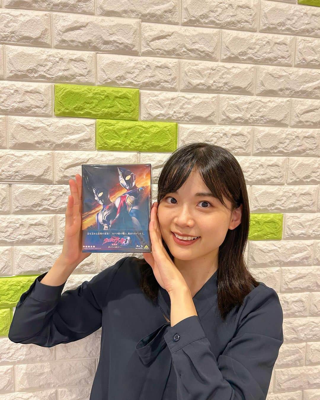 のインスタグラム：「Blu-ray getしました💚  この間、手首に光るカラータイマーをつけて歩く 小さな男の子がいて可愛かった。 お気に入りだったりするのかな、、💭♡ #PR #ウルトラマンデッカー」