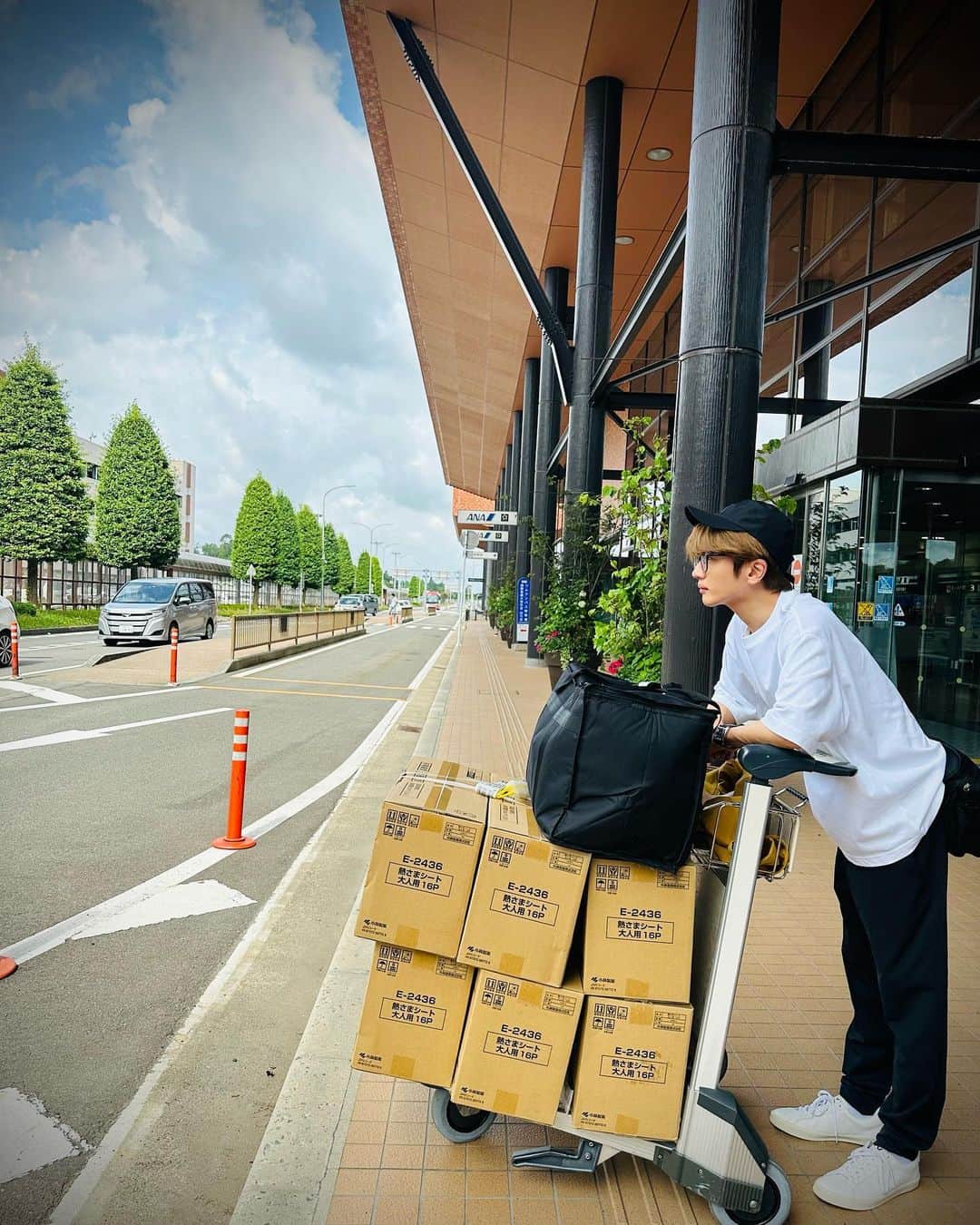 西島隆弘（Nissy）さんのインスタグラム写真 - (西島隆弘（Nissy）Instagram)「これから秋田に ボランティアへ行こうとお考えの皆様へ  秋田県7月豪雨に伴い本日、ボランティアと物資を届けに行ってきました。  僕がさせていただいた作業は、土砂処理作業が物理的にできない方がお住まいの一軒家の周りにある土砂を処理する作業でした。  土や泥に水が含まれておりとても重たく、一軒家の周辺を約20名で作業しました。  その時の状況や地域によっても作業内容は違うみたいなのですが、本日現地で一緒に作業をした方の中に、秋田市のボランティアセンターに伺ってから現地入りされた方がおり、その方からの情報ですと秋田市ではボランティアに来られた方々が溢れかえっており、その人たちと 人手を必要とする現場をマッチングするための ボランティアスタッフの人手が足りていない状況で、ボランティアをしたくてもすぐにできない状況になっていたと伺いました。  ですが、僕が自身で調べて行った地域や そのほかの秋田市以外のいくつかの地域は、 特に平日、人手が足りていないと現地の方々から伺いましたので、これから秋田へボランティアに行かれることをお考えの皆さんは、何ヶ所かボランティアセンターを検討された上で伺うことをおすすめします。  そして、ボランティアに行く前に、わからないことは電話で問い合わせたりするのではなく、なるべくご自身でネットなどで調べて伺うことも、ボランティアセンターで対応されている現場スタッフの仕事を軽減することにも繋がりますので、必要なもの(熱中症対策になる物、感染対策予防となる物、水分補給、軍手、長靴、防塵マスク、着替え等)は、 それぞれでお調べいただきご準備のうえ、ボランティアの参加をお勧めいたします。  全国のニュースでは 取り扱われていない現状が 皆様にお伝えできたらと思い書かせていただきました。  僕のこの情報も、今日現在の情報ですので、 情報は随時更新されると思います。  是非ご自身でお調べいただき、ボランティア保険などにも加入した上で、ご参加いただければと思います。  最後に  被害にあわれた皆さまが1日も早く健やかな日々を過ごせるよう 心よりお祈り申し上げます。  ボランティア活動をされてる皆様も、これからも暑い日々がつづきますので、ご自身の体調にもくれぐれもお気をつけください。  がんばろう秋田」7月31日 19時52分 - nissy_nissystaff