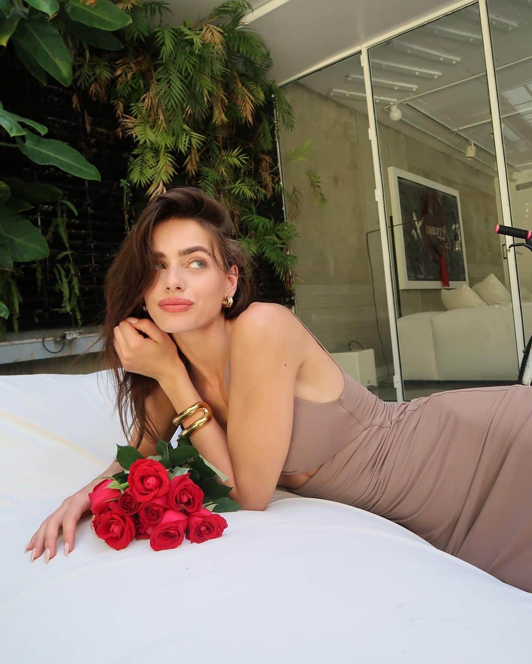 Yael Shelbiaのインスタグラム：「🌺celebrating love🌺 @zer4u_il」