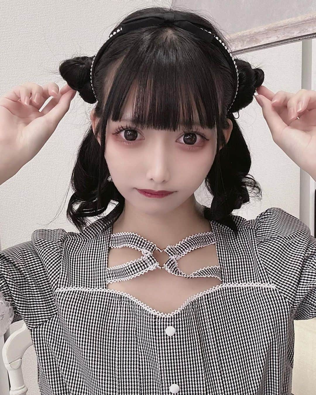 のインスタグラム：「. . 今日は秋葉原の美容院growさんに行ってきました 🖤 . . かわいいクラゲヘア 〜！ ☁️🫧 . 流行っててやってみたかったからやってもらえて凄く嬉しいっっ . . ヘアメして頂いたマイさん(@m__gram25 )もすごく可愛くてお話も楽しくて時間があっという間でした ⏱‪𓈒𓏸 . . 今日はこの髪型でアフヌン行ってきたのでまた写真投稿するね〜 ♡♡ . . #量産型  #病みかわいい #地雷女 #量産型コーデ #量産型女子 #地雷 #量産型ヲタク #selfie #セルカ #selca  #自撮り女子 #自撮り界隈 #yamikawaii #ゴスロリ #좋아요 #셀카 #셀피 #메이크업 #팔로우 #meido #카페 #셀스타그램 #メイド #メイド服 #ロリィタ #ニーハイ #goth #ジラジョ #ヘアアレンジ」
