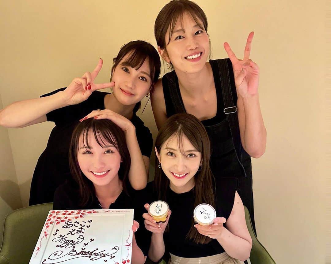 坂本麻子のインスタグラム：「. だーいすきな友達🩷🩷🩷 誕生日1日違いのえまとお祝いして貰ったよ🥂 らぶが過ぎてます🫶 ずっとみんな宜しくね☺️ . @ebisu_ushimitsu さんにも お祝い頂きありがたい限りです！✨ 豪華すぎて美味しすぎて幸せでした💕 . https://tabelog.com/tokyo/A1303/A130302/13267853/」