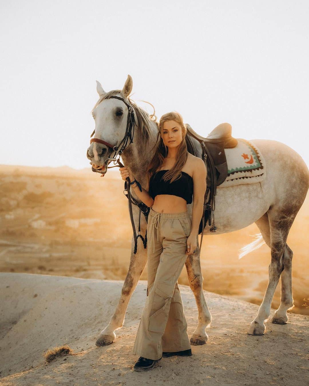 Nikki Leighさんのインスタグラム写真 - (Nikki LeighInstagram)「Sunset Ride🌅🐎 #horse #sunset  🧚🏻‍♀️ @missnikkileigh  🐎 @daltonbrothershorseranch  📸 @selimsendal  . . . .  #cappadocia #cappadociaultratrail #gocappadocia #horseriding #blackgirls #horsegirl #goturkiye #kapadokya #horse #horsepower #anatolia #horsegirls #kappadokien #goreme #rosevalley #lovehorses #mountaingirls#bucketlistexperience #placetobe #amazingplaces #turkiye」7月31日 18時21分 - missnikkileigh