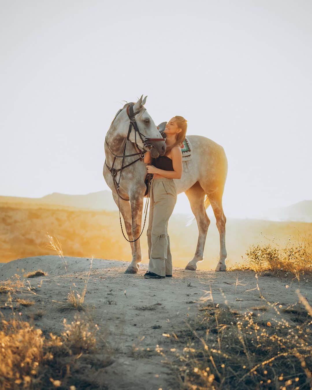 Nikki Leighさんのインスタグラム写真 - (Nikki LeighInstagram)「Sunset Ride🌅🐎 #horse #sunset  🧚🏻‍♀️ @missnikkileigh  🐎 @daltonbrothershorseranch  📸 @selimsendal  . . . .  #cappadocia #cappadociaultratrail #gocappadocia #horseriding #blackgirls #horsegirl #goturkiye #kapadokya #horse #horsepower #anatolia #horsegirls #kappadokien #goreme #rosevalley #lovehorses #mountaingirls#bucketlistexperience #placetobe #amazingplaces #turkiye」7月31日 18時21分 - missnikkileigh