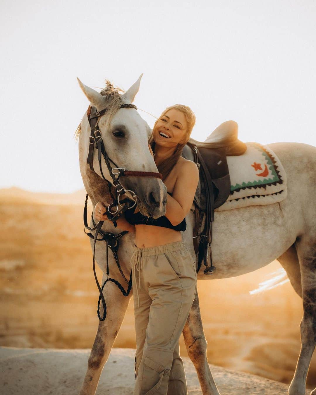 Nikki Leighさんのインスタグラム写真 - (Nikki LeighInstagram)「Sunset Ride🌅🐎 #horse #sunset  🧚🏻‍♀️ @missnikkileigh  🐎 @daltonbrothershorseranch  📸 @selimsendal  . . . .  #cappadocia #cappadociaultratrail #gocappadocia #horseriding #blackgirls #horsegirl #goturkiye #kapadokya #horse #horsepower #anatolia #horsegirls #kappadokien #goreme #rosevalley #lovehorses #mountaingirls#bucketlistexperience #placetobe #amazingplaces #turkiye」7月31日 18時21分 - missnikkileigh