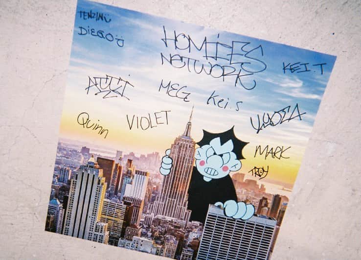 のインスタグラム：「. The Reason I Hold On Vol.4 Homies Network  若手やブレイク前の才能あるアーティスト、ブランドをいち早く日本のシーンでフックアップし続ける〈ドミサイル〉。彼らならではの繋がりや関係性が数々の才能を発掘するベースになっている。そんな〈ドミサイル〉だからこそ可能なアーティスト、ブランドにフォーカスした連載の第4弾。今回はDOMICILE TOKYOでの展示に際し来日していた、NYを拠点とするスケートクルー〈Homies Network〉をフィーチャー。メンバーが互いを撮り合い、仲間たちと共にアートショーをつくり上げる姿を収めた写真とともに、リーダーであるKei Tsurutaへのインタビューを通じて、強い友情によって結ばれたユースたちのリアルな肖像に迫る。  @homiesnetwork  @domicile.tokyo  @kei.tsuruta   Edit&Text_Yuki akiyama  #grind #grindmagazine #homiesnetwork」