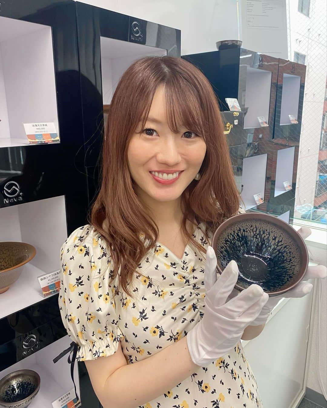 のインスタグラム：「世界トップレベルの陶芸家が制作した天目茶碗とNFTの融合をテーマにした展示会を8月から開催する予定みたい🙆‍♀️​ ​ ひと足先にお邪魔しました🐈​ 高級な天目茶碗がたくさんあったよ！落とさないか不安だったよ🤣笑​ ​ ​ ご来場頂いた方に天目茶碗一つプレゼントしてくれるみたい！​ ​ 無料抽選会もあるみたいだよ〜🎶​ ​ @novaplus.jp​ #NFT天目茶碗#天目茶碗」