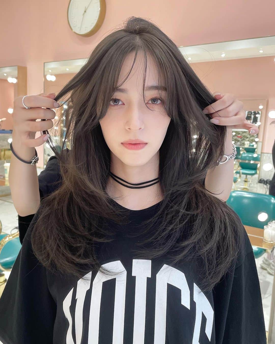 原涼香のインスタグラム：「🆕なトレンドヘア🖤🩶🤍🩶 シャギーカット × グレージュ⊹ ｡ ﾟ⁖✦ ˖ ⊹ ｡ ﾟ˖ ✧  韓国の子みたいな #샤기컷 と透明感抜群カラーが いまとってもイケてます🫶🏻 ㅤㅤㅤㅤㅤㅤㅤㅤㅤㅤㅤㅤㅤ ㅤㅤㅤㅤㅤㅤㅤㅤㅤㅤㅤㅤㅤ 🎀韓国HAIR STYLE menu... ㅤㅤㅤㅤㅤㅤㅤㅤㅤㅤㅤㅤㅤ ☑︎カット わがままを叶える2WAYバングに 巻いても巻かなくてもかわいいシャギーカット🩷  ☑︎プレミアムケアカラー(or Wケアカラー) 透明感バツグンのグレージュカラー🩶 ㅤㅤㅤㅤㅤㅤㅤㅤㅤㅤㅤㅤㅤ ☑︎HITAトリートメント 韓国人みたいなツヤ髪はHITAトリートメントで叶います🩷  ㅤㅤㅤㅤㅤㅤㅤㅤㅤㅤㅤㅤㅤ ご予約はリンクから🫶🏻🔗  #SHIMA#韓国ヘア#韓国スタイル#レイヤーカット#ワンホンヘア#ワンホン#ダークトーン#網紅#初カラー#暗髪#ベージュカラー#ラベンダーカラー#グレージュ#オリーブカラー#透明感カラー#銀座美容院#銀座美容室#美容師#시스루뱅#레이어드컷#koreanhair」