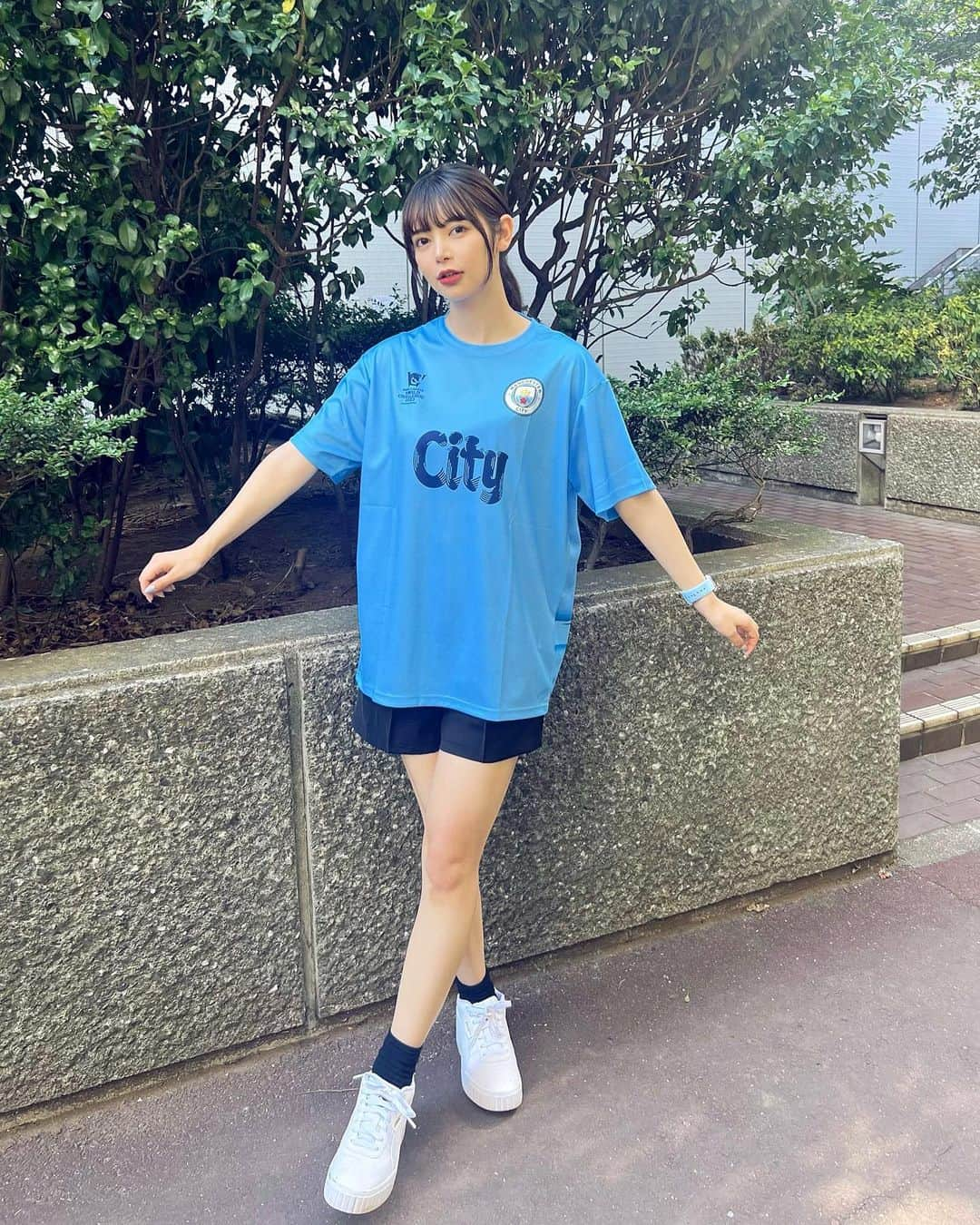 あやてん（島田彩加）のインスタグラム：「👕  Manchester City ✖︎ ZOZO コラボのアパレルをいただいたよ！かわいーーーーー🥲🩵🩵🩵  身長165cmで1コーデ目はLサイズ、2コーデ目はMサイズを着てるよ！  1コーデ目は夏っぽくてかわいいカラーで着てるだけでテンション上がる🍧🩵  2コーデ目は日常に馴染むデザインでデイリー使いしやすいよ🙌  男女問わず着られるデザインだね😋  わたし普段からZOZO様にお世話になっておりまして、1コーデ目のショーパンも2コーデ目のスカートもZOZOで買ったものです🙋🏻‍♀️笑  スカートはピッチリポーターの時も履いてたんだけど気に入りすぎて3色持ってる。しかも1980円だった安すぎ🙋🏻‍♀️🙋🏻‍♀️🙋🏻‍♀️  シティコラボのアパレル売り切れる前にチェックしてみてねん  ZOZOでマンチェスターシティと検索すると出てくるよ🔍  #zozo  #ZOZOTOWN #ゾゾ  #zozo購入品  #mancity  #manchestercityfc  #今日の服  #サッカー女子  #スポーツミックス」