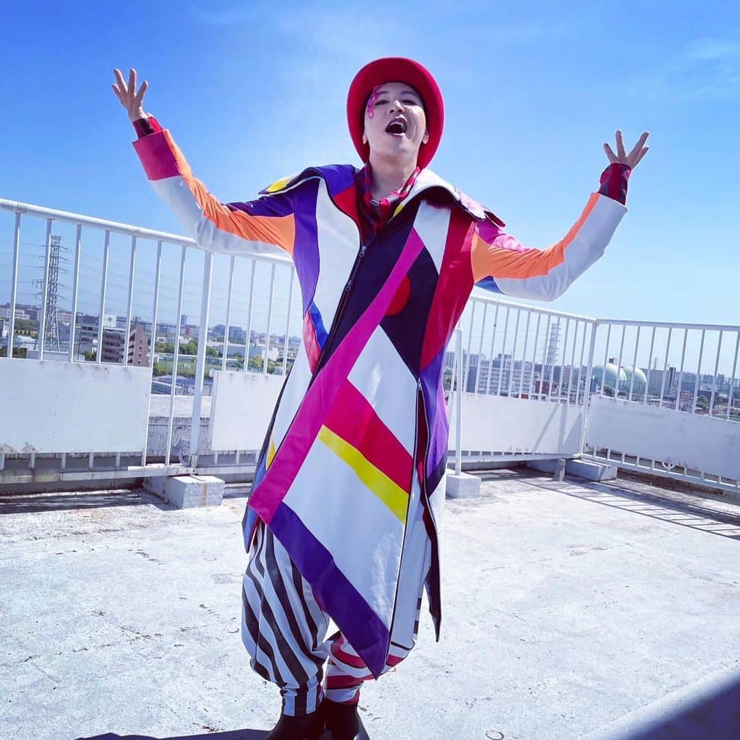 長田庄平のインスタグラム：「映画はもう観たか？  敵役で暴れてるぜぃ！！  観ないとXXXXXXXする！！  #仮面ライダーギーツ #仮面ライダーギーツ4人のエースと黒狐  #Xギーツ #メラ」