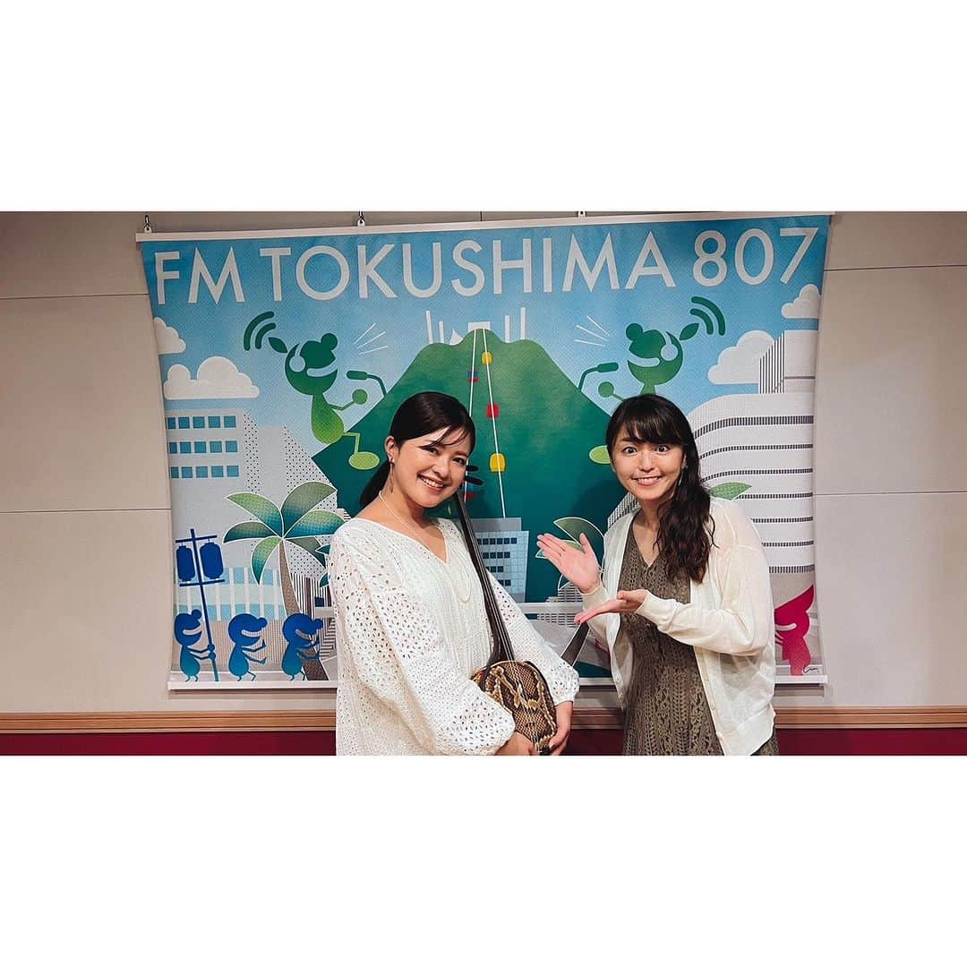 大山百合香さんのインスタグラム写真 - (大山百合香Instagram)「2023.7.28 徳島県吉野川にて行われた #吉野川フェスティバル2023 に出演させていただきました🍃  徳島へ着いてまずは会場にてリハーサル。暑い日差しの下で会場設営して下さってる皆さんにご挨拶をしてステージでリハをしたら… 暑くて暑くて汗が滝のように。。。 スタッフの皆さん本当に ご苦労様でした🙏  一息ついて、ラジオ生出演📻 約1年ぶりにお世話になる四国放送『となりのラジオ』の旬子さん、みっとしーさん！YouTubeも観て下さってて、永良部百合の花を生演奏したら、カチャーシーと手拍子で盛り上げてくださいました♪  そして同じく1年ぶりとなるFM徳島『T-Joint』の洋子さんと楽しいゆるりトークで、 三線のリクエストがあったので少し歌わせていただきました！洋子さん、ぜひ沖永良部島へいらしてくださいね♪  ラジオ出演後に食べた、アイス乗せすだちジュースが体に染みました😌🍃  本番前会場に到着すると、昼間とは違い、河川敷の涼しい風を浴びながらたくさんの方がお祭りムードを楽しんでいました🏮 初めましての私を会場の皆さんあたたかく迎えて下さり、カチャーシーのキレが美しかったなぁ。 さすが阿波踊りの聖地👏 スタジオ神戸ドリームメーカー中山さんの美しい沖永良部島の映像をご覧頂きながらお届けできたのも嬉しかったです！  沖永良部島出身の方々もいらしたり、MCの鳥井実香さんが三次出身だったり、 行く先々で嬉しいご縁がありますね！  吉野川、とても綺麗な川でした。 地域の皆さん、ボランティアで川を綺麗にされている皆さんの日頃の活動や思いが、このフェスを通して感じることができました。  徳島名物"たらいうどん"に囲まれたり （私を知ってる方はツッコミどころ満載🤣） 阿波踊りを踊ったり、沖永良部島出身の方々にも会えたり。 またゆっくり来たいぜ徳島〜！！  お世話になった皆さま 出会えた皆さま ありがとうございました✨  #ohyamayurika #ohyamayurikaofficial  #大山百合香 #沖永良部島  #徳島 #吉野川 #吉野川フェスティバル2023 #四国放送 #FM徳島」7月31日 18時35分 - ohyamayurika