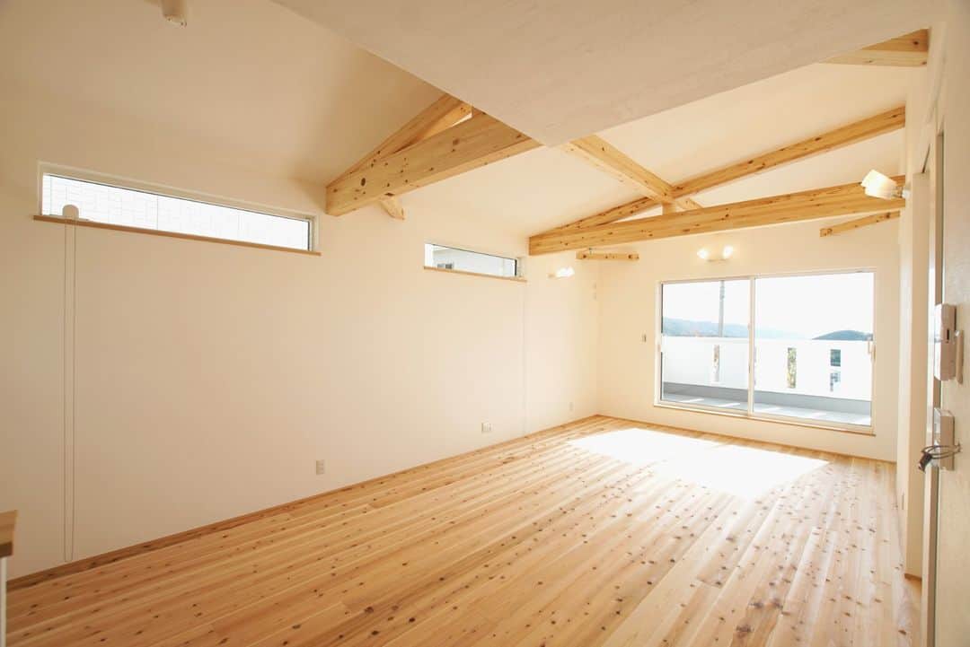 satsumahomeのインスタグラム：「約11㎡の広いお部屋 大きな掃き出し窓は景色も採光も抜群です！ さらに、お子様の成長に合わせて2部屋に分けやすいように窓や梁を設計しています！ ＿＿＿＿＿＿＿＿＿＿＿＿＿＿＿＿＿＿＿＿＿＿＿＿＿  「体に良くないものは使わない」  漆喰や無垢材などの自然素材だけを使って建てる。 体に安心・安全な無添加の家。 豊中市・箕面市を中心とした北摂エリアで注文住宅を建てる専門工務店です。 ＿＿＿＿＿＿＿＿＿＿＿＿＿＿＿＿＿＿＿＿＿＿＿＿＿＿ さつまのリフォーム ▷@picnicstudio_osaka さつまの不動産　 ▷@sh.fudousan さつまのLINE ▷@sh.lineinfo さつまの工事現場 ▷@sh.factories  #さつまホーム #無添加住宅  #漆喰  #マイホーム記録  #注文住宅  #家づくり #施工事例 #いえすたぐらむ  #おうち時間を楽しむ #ルームツアー  #後悔しない家づくり  #工務店だからつくれる家  #こだわりの家 #高気密高断熱 #設計事務所 #HEAT20 #自然素材の家 #デザイン住宅 #シックハウス対策  ＿＿＿＿＿＿＿＿＿＿＿＿＿＿＿＿＿＿＿＿＿＿＿＿＿」