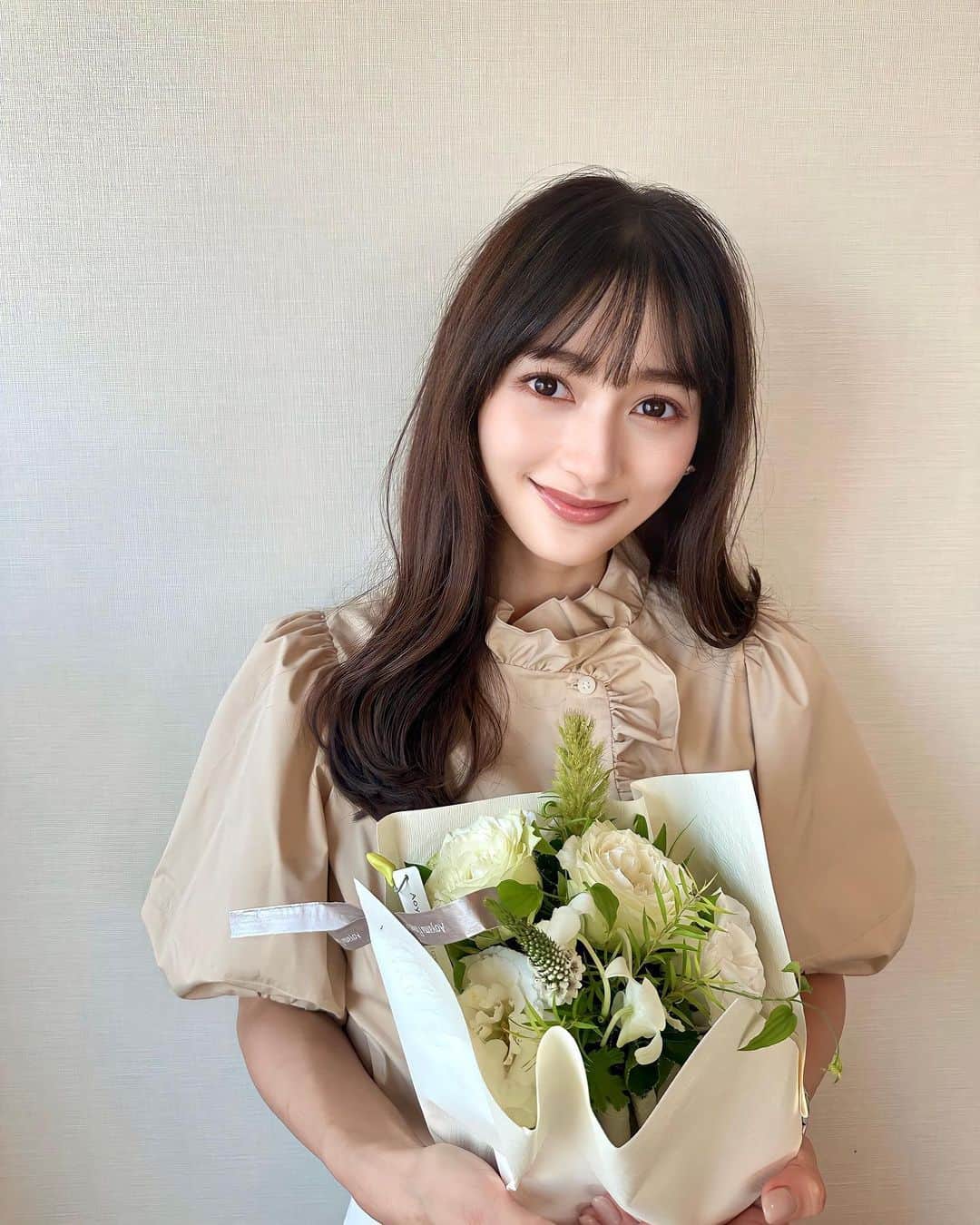 加藤瑠美のインスタグラム：「💐✨  以前、顔タイプ診断と骨格診断をお願いした @haruna_terakubo さんに メイクレッスンをしていただきました🫢💄  私に似合う夏らしいカラーのメイクをしていただいたよ🫶 大人ピンクメイク、新鮮で嬉しかったな…💖  新しいアイテムやメイク方法に疎いので、 大学生の頃から基本のメイク方法が変わっていなくて🤣 丁寧に教えていただけてとっても勉強になりました✨ こういう色も似合うのか…！こういう方法もあるのか…！と、新しい自分を見つけられて良かった😚💞  パーソナルカラーに合ったアイテムを使ってくださるので、同じアイテムを真似しやすくて早速帰り道にポチポチ☝️笑  夏はツヤ感や透け感があるコスメを使うと お洋服とのバランスが良くなるそうです🌻 季節毎に流行りのメイクを取り入れてみたいな🫢 また秋にお願いしてみようと思います🍂  ちなみに、はるなさんのサロンでは新しく ウェディング顔タイプ診断というメニューが増えたそう✨ ワンちゃんがいるプライベートサロンで とっても落ち着くのでおすすめです🐩🪽  #メイクレッスン#骨格診断#パーソナルカラー診断#顔タイプ診断」