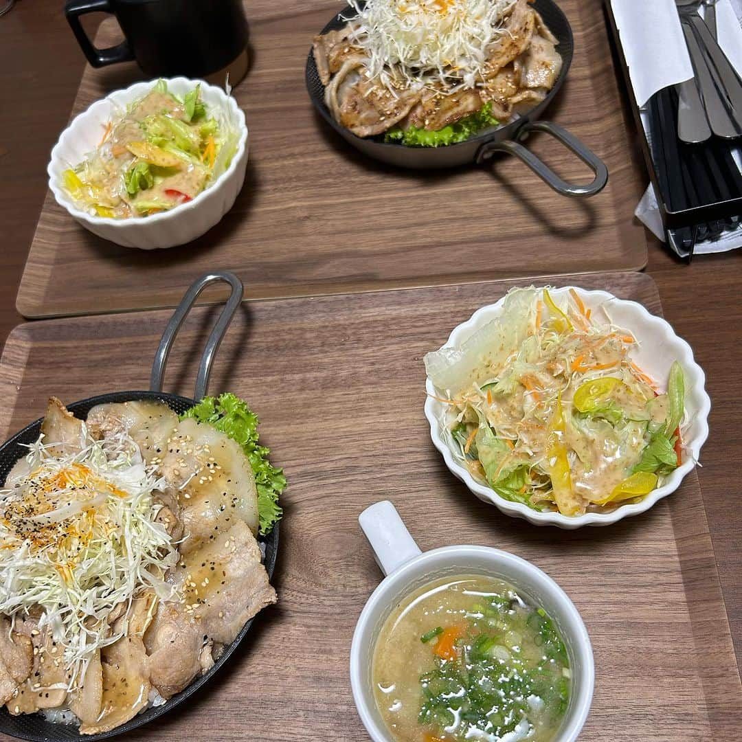 世手子さんのインスタグラム写真 - (世手子Instagram)「A cafe where you can enjoy with children and pets🌟 Healing cafe in Oita🍱 Spacious and comfortable(*☻-☻*) @yakinikudonmoomoo.ozaiten  #焼肉丼専門店モーモー大在店 #カルビ丼 #大分焼肉 #大分グルメ #大分市グルメ を堪能(^_^) #子連れランチ ok ペット連れもok👌 広々個室ありです(*´◒`*) お子さまも楽しんでたよ(*≧∀≦*) 大分の癒し空間ここにあり（＾ν＾） 是非行ってみてください(๑>◡<๑) この日は #豚カルビ丼 (°▽°) 塩ダレ、ニンニク醬油(≧∀≦) 選べるソースが楽しいよ(*´ω｀*) また行きたい\(//∇//)\ #子連れok #子連れお出かけ  #ドタバタ育児  #二児のママ  #2児育児 #赤ちゃんのいる暮らし  #3歳男の子 #3歳差育児  #二児の母 #二児ママ  #ママシンガー  #二児育児 #2児ママ #2児のママ #赤ちゃんのいる生活　 PR」7月31日 18時32分 - rojide