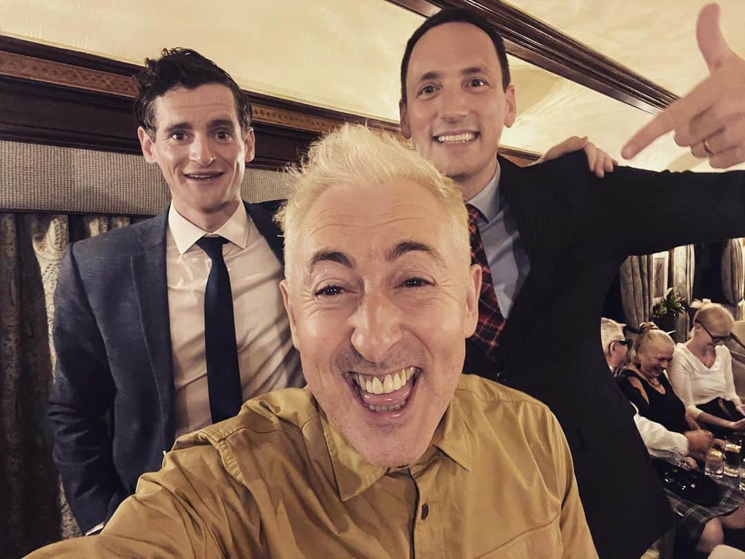 アラン・カミングのインスタグラム：「People sometimes ask if I ever get starstruck. Well, this is a picture of me being starstruck! I’m still reeling from meeting @gary_innes123  and @herringcam onboard the @belmondroyalscotsman on Friday night in Spean Bridge! I am a big fan of Gary’s show Take the Floor on @bbcradioscot and was so honoured to sing a wee song or two with these scottish musical legends!」