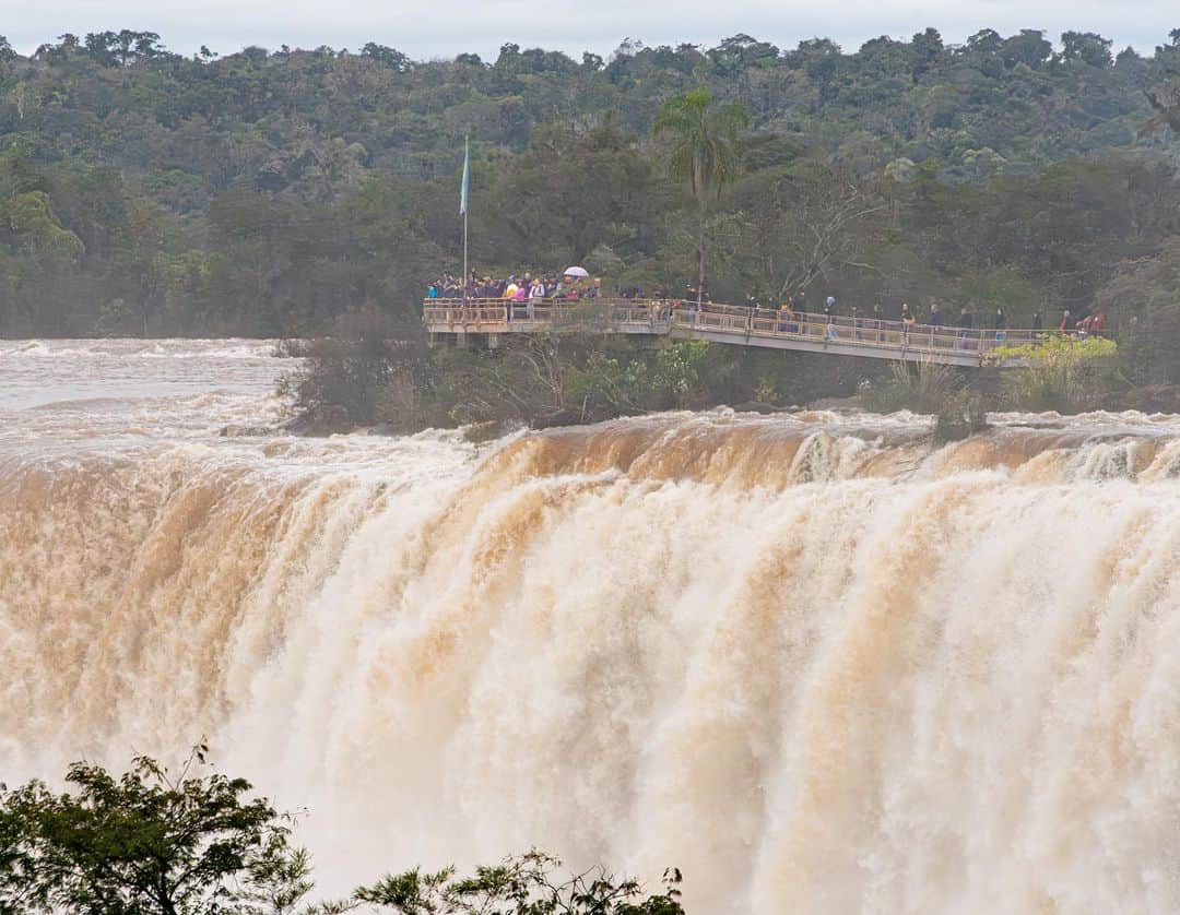 詩歩さんのインスタグラム写真 - (詩歩Instagram)「📷 15th July 2023 📍アルゼンチン イグアスの滝 / Iguazu Falls, Argentine  #イグアスの滝 、ブラジルから見るか？アルゼンチンから見るか？  世界三大瀑布のひとつである、南米のイグアスの滝。ブラジルとアルゼンチンの国境にあるこの滝は、それぞれの国から全然ちがう見方ができます。  今回の旅ではブラジル側に宿泊して滝の観光もしつつ、日帰りでアルゼンチン側も行ってきたので、アルゼンチン側のご紹介をします✨  そもそもイグアスの滝は、大小275の滝が幅4Kmに渡って連なり、毎秒65,000㌧の水量が流れ落ちる滝です。よく読んでくださいね、「毎秒」です😂ちなみに私が行った日は年に1度あるかないかという豪雨の直後だったので、濁流で水量も数倍に増えていましたｗ（前日まで遊歩道も閉鎖されていたらしい…）  アルゼンチン側の良さは「滝の真上を歩ける」こと！　2枚目の写真をみてほしいのですが、流れ落ちる崖の直上に遊歩道があるんです。この轟音！大迫力！！　動画も載せたんだけど、伝わるかな〜全然伝わらないな〜笑  国境をまたぐには20kmほど下流まで移動しないといけないので、車が必須🚗橋でイグアス側を通過すると、国境地点でガードレールの色がかわるのが楽しかった🇧🇷🇦🇷（最後の動画を参照）  アルゼンチン側は、国立公園に入ったらトロッコに乗車して、遊歩道を歩きます。園内のレストラン「El Fortin Cataratas」でランチもしたんだけど、そこで食べた#シュラスコ が絶品！今回の旅行イチ美味しいグルメでした😋牛肉のどの部位だったかは忘れた。笑  キャプションが長すぎるとインスタに叱られたので笑、質問あればコメント欄でお寄せくださいっ！  アルゼンチンの投稿はこのタグでまとめます / Posts of this area can be found in this tag.→ #shiho_argentine   #IguazuFalls in #SouthAmerica , one of the three largest #waterfalls in the world. Located on the border between Brazil and Argentina, the #falls offer a completely different perspective from each country. On this trip, we stayed on the Brazilian side and went sightseeing, but we also took a day trip to the one in Argentina, so I will introduce the Argentine side .  The nice thing about the Argentine side is that you can "walk right above the falls"!　As you can see in the second photo, there is a boardwalk directly above the cliff where the water falls like this.　To cross the border, you have to travel about 20 km downstream, so a car is necessary.  This is a bit of a hassle since Niagara Falls can be crossed on foot 🙄 It was fun to see the guardrails change color at the border point as we passed the #Iguazu side on the bridge: 🇧🇷🇦🇷　We had lunch at #ElFortinCataratas , a restaurant in the park, and the Brazilian #churrasco we had there was excellent! It was the best food I had on this trip to South America.  ©︎Shiho/詩歩」7月31日 18時33分 - shiho_zekkei