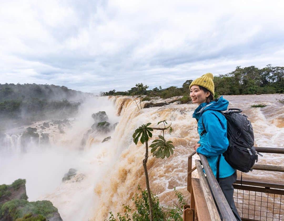 詩歩のインスタグラム：「📷 15th July 2023 📍アルゼンチン イグアスの滝 / Iguazu Falls, Argentine  #イグアスの滝 、ブラジルから見るか？アルゼンチンから見るか？  世界三大瀑布のひとつである、南米のイグアスの滝。ブラジルとアルゼンチンの国境にあるこの滝は、それぞれの国から全然ちがう見方ができます。  今回の旅ではブラジル側に宿泊して滝の観光もしつつ、日帰りでアルゼンチン側も行ってきたので、アルゼンチン側のご紹介をします✨  そもそもイグアスの滝は、大小275の滝が幅4Kmに渡って連なり、毎秒65,000㌧の水量が流れ落ちる滝です。よく読んでくださいね、「毎秒」です😂ちなみに私が行った日は年に1度あるかないかという豪雨の直後だったので、濁流で水量も数倍に増えていましたｗ（前日まで遊歩道も閉鎖されていたらしい…）  アルゼンチン側の良さは「滝の真上を歩ける」こと！　2枚目の写真をみてほしいのですが、流れ落ちる崖の直上に遊歩道があるんです。この轟音！大迫力！！　動画も載せたんだけど、伝わるかな〜全然伝わらないな〜笑  国境をまたぐには20kmほど下流まで移動しないといけないので、車が必須🚗橋でイグアス側を通過すると、国境地点でガードレールの色がかわるのが楽しかった🇧🇷🇦🇷（最後の動画を参照）  アルゼンチン側は、国立公園に入ったらトロッコに乗車して、遊歩道を歩きます。園内のレストラン「El Fortin Cataratas」でランチもしたんだけど、そこで食べた#シュラスコ が絶品！今回の旅行イチ美味しいグルメでした😋牛肉のどの部位だったかは忘れた。笑  キャプションが長すぎるとインスタに叱られたので笑、質問あればコメント欄でお寄せくださいっ！  アルゼンチンの投稿はこのタグでまとめます / Posts of this area can be found in this tag.→ #shiho_argentine   #IguazuFalls in #SouthAmerica , one of the three largest #waterfalls in the world. Located on the border between Brazil and Argentina, the #falls offer a completely different perspective from each country. On this trip, we stayed on the Brazilian side and went sightseeing, but we also took a day trip to the one in Argentina, so I will introduce the Argentine side .  The nice thing about the Argentine side is that you can "walk right above the falls"!　As you can see in the second photo, there is a boardwalk directly above the cliff where the water falls like this.　To cross the border, you have to travel about 20 km downstream, so a car is necessary.  This is a bit of a hassle since Niagara Falls can be crossed on foot 🙄 It was fun to see the guardrails change color at the border point as we passed the #Iguazu side on the bridge: 🇧🇷🇦🇷　We had lunch at #ElFortinCataratas , a restaurant in the park, and the Brazilian #churrasco we had there was excellent! It was the best food I had on this trip to South America.  ©︎Shiho/詩歩」