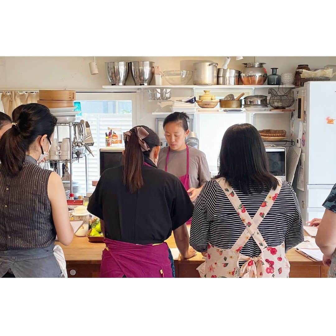 USAライス連合会さんのインスタグラム写真 - (USAライス連合会Instagram)「🇺🇸アメリカ料理にフォーカスしたレッスンで人気のSachi(サチ)先生👩‍🍳 “外国人の自宅で習う料理教室”として話題の「二キズキッチン」の人気講師です。  カリフォルニアのおコメ #カルローズ を『茹でる』調理法が、生徒さんのライフスタイルにフィットしていると教えてくださいました。  🍚「おコメを茹で置いて使うことを、生徒さんに是非おすすめしたいです」  料理も多様性の時代✨ 現代にフィットしたおコメの活用法とは？ #Sachi先生 へのインタビューで詳しく聞いてみました！ マンネリがちな料理で悩んでるあなたに、何かヒントが見つかるかも💡  2023年7月から12月までの半年間、Sachi先生による、カルローズを使ったプライベートレッスンとライブ配信オンライン料理教室も開催中です。  〜〜〜〜〜〜〜〜〜〜〜〜 　🎤Sachi先生の インタビュー記事はこちら 〜〜〜〜〜〜〜〜〜〜〜〜 https://www.usarice-jp.com/market/interview/13.html . . 🟪sachi先生に習う！カルローズ料理教室🟪 プライベートレッスンと、ライブ配信オンライン料理教室については、 @nikis_kitchen_official にてご確認ください。 . . #カルローズを茹でる #茹でるレシピ #お米を茹でる #カルローズ米 #カルローズライス #カリフォルニア米 #アメリカ米 #お米料理 #アメリカ料理 #アメリカ食材 #注目食材 #二キズキッチン #USAライス連合会」7月31日 18時36分 - usa_rice_jp