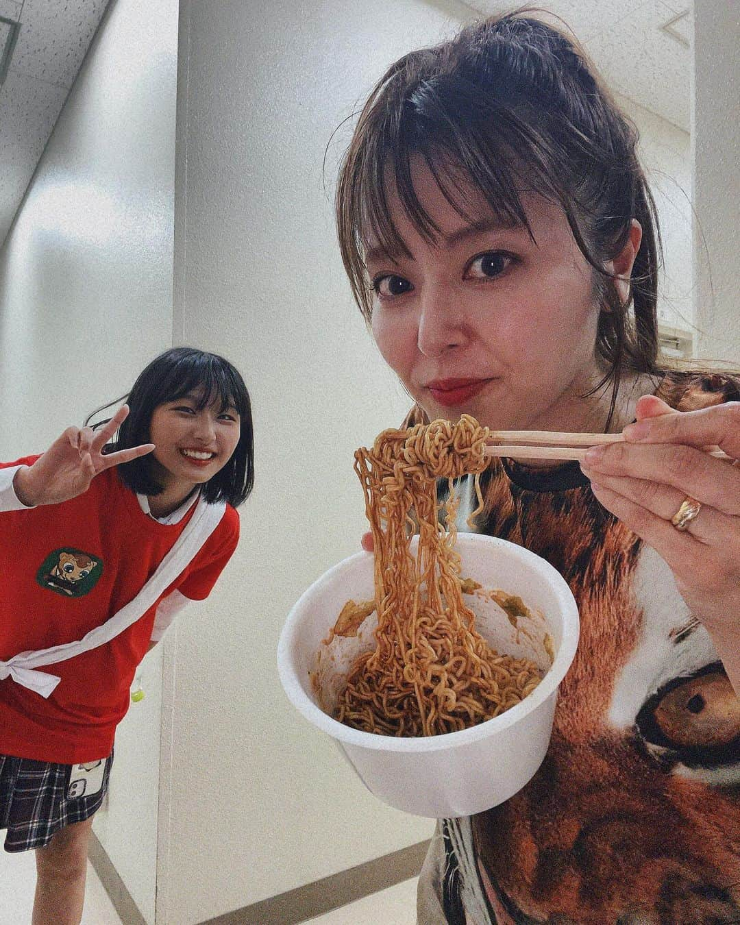 井上志帆子さんのインスタグラム写真 - (井上志帆子Instagram)「. 福吉座第4回公演『ゲラップ・ベイベ〜』 📍ぽんプラザホール 2023/07/24〜26  大人数でしたねえ！それぞれの個性が爆発してて面白かったです。 私たちの吉福レッドマングース隊も中々パンチありましたね🐯 カネコ役とっても楽しかったです！  🐯の衣装は、フルハウス河野くんの私服でした。貸してくれてありがとう！！  皆様ありがとうございました！  #福吉座#サプライズメーカーpanda #ゲラップベイベー#舞台#吉福レッドマングース隊 #🐯のシャツ2軍私服らしい」7月31日 18時37分 - shiriko0316