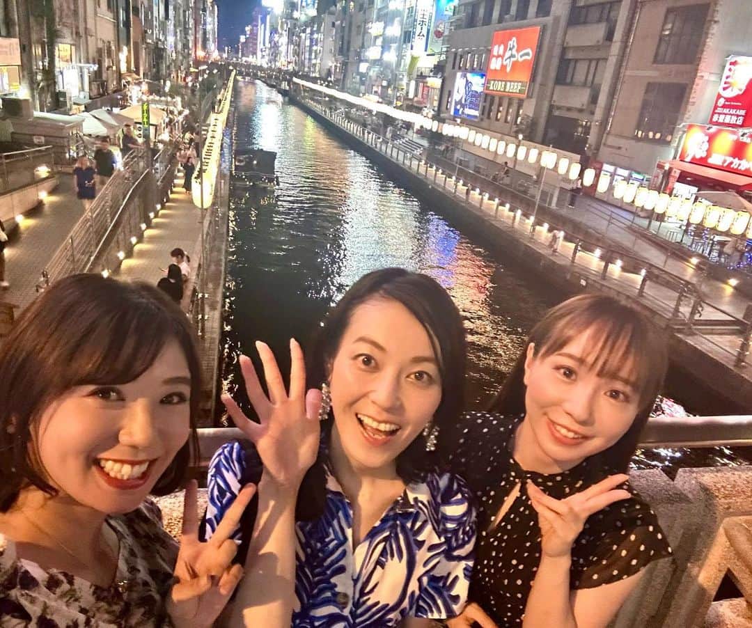 島川未有さんのインスタグラム写真 - (島川未有Instagram)「大阪旅行。 常日頃仲良くさせてもらっている画家でモデルの青木成実さんの個展が大阪で開催されたので応援📣？に行ってきました✨ 普段の女子会ではヲタトークばかりですが、改めて凄い人だとリスペクト🥹 夜は合流して、なんばの街を楽しみました🤤 いつも梅田しかいかないけど、遊ぶならなんばですな。なんばのエンタメ性とグルメの豊富さにハマりました😍  #青木成実作品#青木成実油絵展#大阪#大阪ミナミ#大阪ミナミグルメ#串カツ#つるとんたん」7月31日 18時39分 - miyu_shimakawa