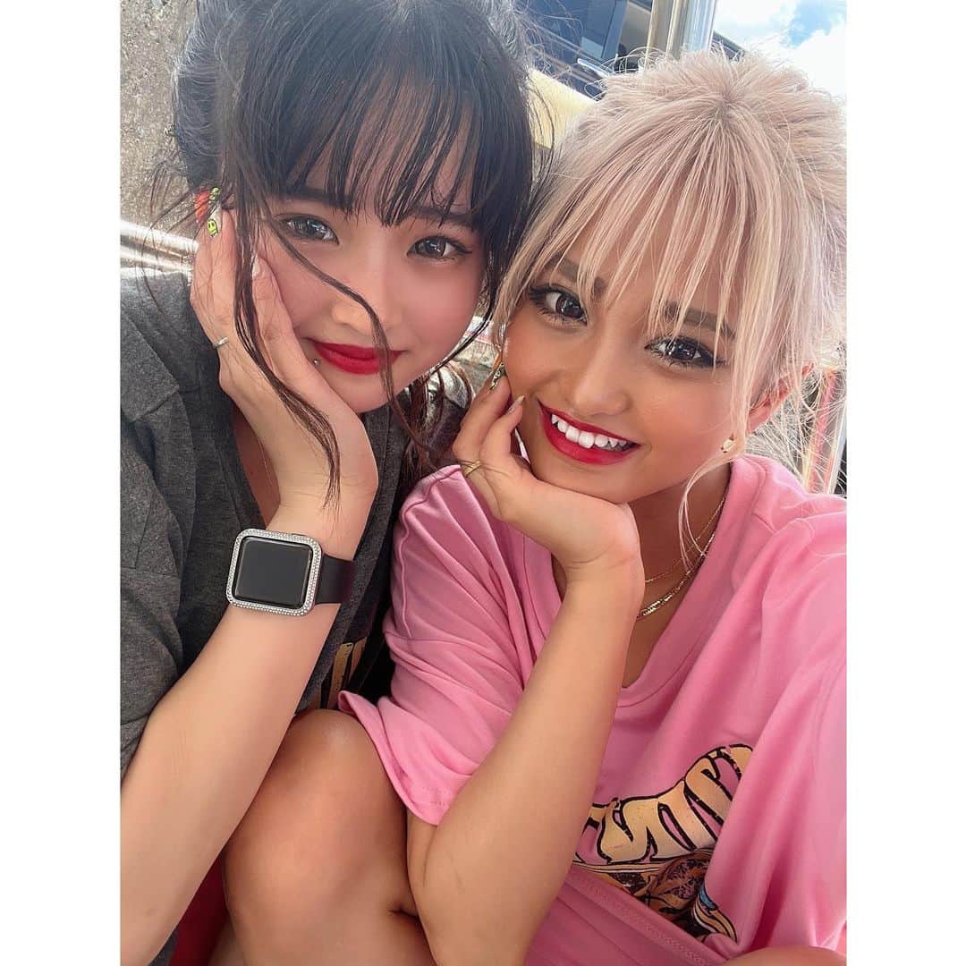 石垣千菜美のインスタグラム：「妹の誕生日旅行✈️  沖縄〜🌺  たくさん日焼けして2日目はダウンしたけどたくさん遊べたし呑んだしすごく私もハッピーな旅行だった🙃❤️  いつも頑張ってくれてるからありがとうね🌴🍒  また来年はどこに行こうかな〜🌻  ２０歳楽しんでね🫡  #姉妹  #系統真逆  #沖縄  #旅行  #お揃いコーデ」