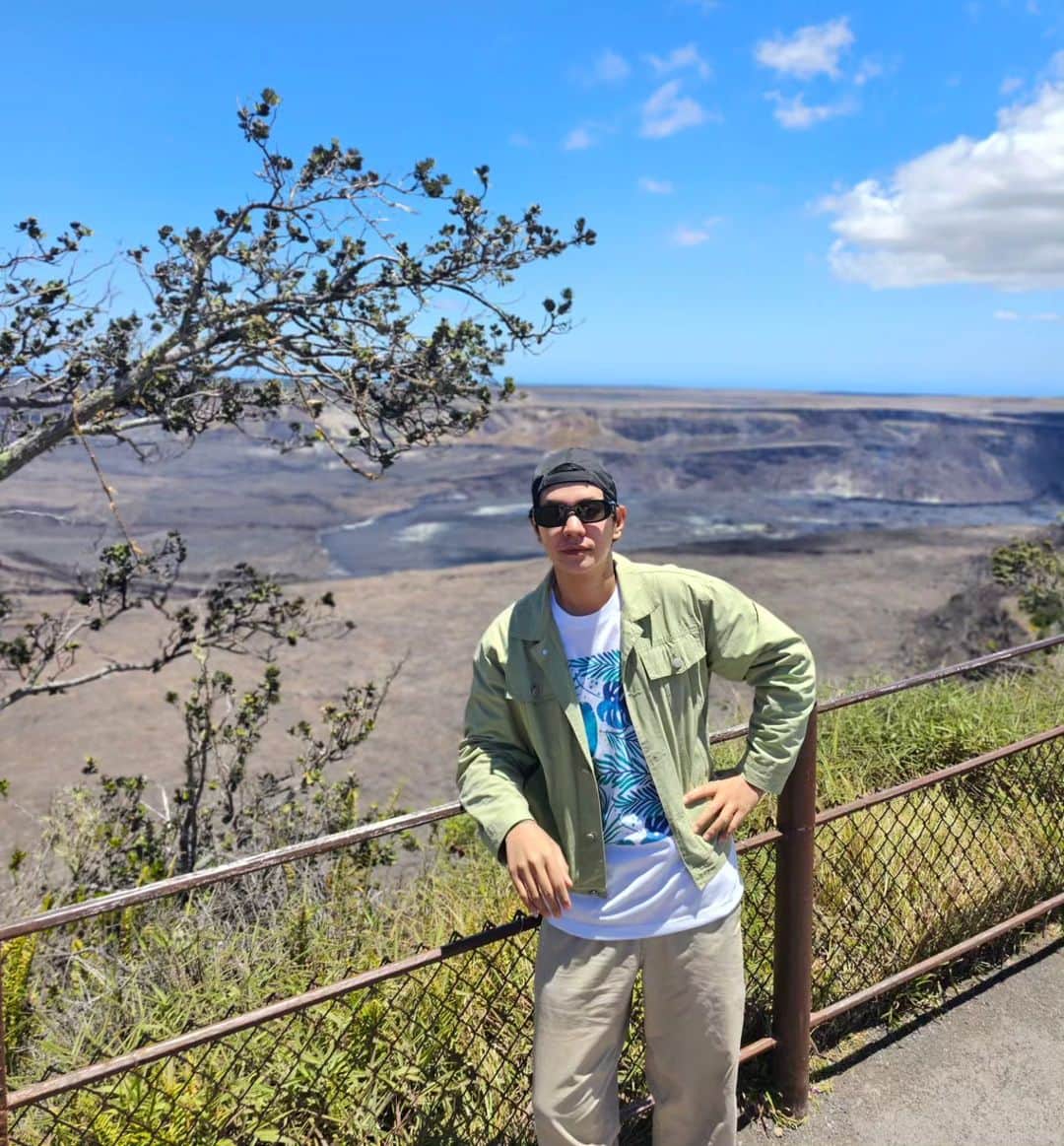 アイス・サランユーのインスタグラム：「เดินไป เดินมา วนอยู่ใน #kilaueaVolcano วันนี้ แดดแรง แต่อากาศดีเลย  ปล ลาวา ในบ่อ เพิ่งมอดดับไปเมื่อ มิย ที่ผ่าามา แล้วทางนี้ตั้งใจมาดูลาวา (เลือดกรุ๊ปBจริงๆอะแหละ🤣) #Hawaii #usa  #icesarunyuinhawaii  #icesarunyuaroundtheworld」