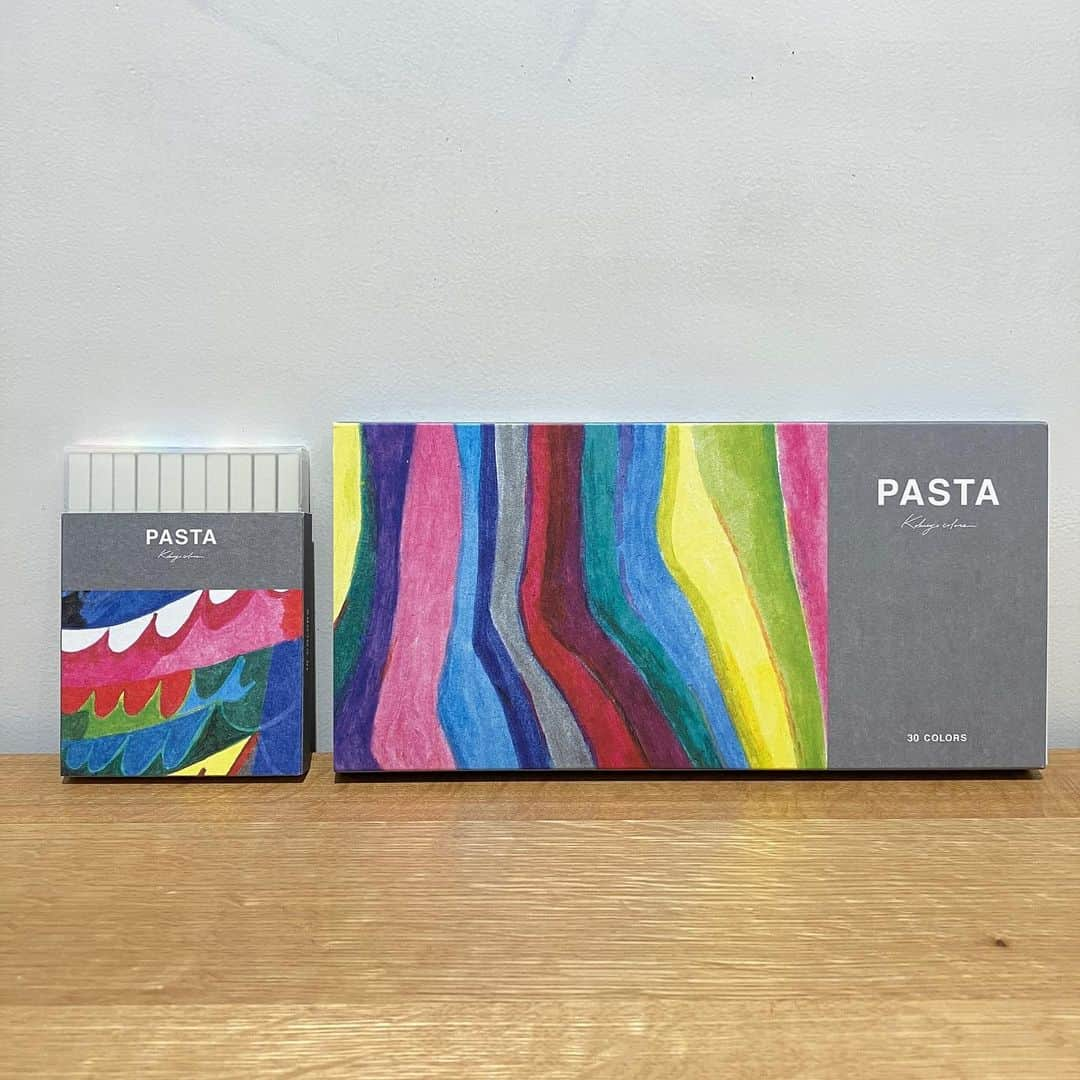 コクヨのぶんぐさんのインスタグラム写真 - (コクヨのぶんぐInstagram)「#PASTA (パスタ)  今回は、夏休みのポスター描き等の宿題に使えるかも！？ コクヨの絵本シリーズより画材をご紹介します！ 本日ご紹介するのは、固形グラフィックマーカーのPASTA（パスタ）✨  ＜PASTAって？？＞ 透明感のある鮮やかな発色と、なめらかな書き心地が特長の固形グラフィックマーカー。 パッケージもおしゃれなのでプレゼントにもおすすめです💞  ■特長 ①細かい場所も塗りやすい四角芯 →角を使えば細く、面を使えば太くひけます♪  ②リフィル交換式 →繰り出し式のケースなので、手が汚れず扱いやすいです！また、経済的なリフィル式を採用しています💰  ③裏抜けしにくい →ダイアリーなどの薄い紙でも気にせず描くことができます🖍 水性ゲル芯を使っており、濃淡表現や重ね塗りによる混色を自由にお楽しみいただけます🥰    ■商品情報 税込価格：１本（275円）、リフィル２本（198円）、5色セット（1,375円）、10色セット（2,750円）、30色セット（8,250円）  現在、中高生向けの絵画コンペティションであるキャンパスアートアワード2023も開催中です🎨✨ テーマは「My Sweet Home Town～地元のイチオシ～」。 ぜひみなさんの地元の魅力を描いてみてくださいね！ ご応募締め切りは9月13日（水） 詳しくは「キャンパスアートアワード」で検索！  #夏休み #夏休みの宿題 #ポスター #コクヨのえほん  #パスタ #マーカー #グラフィックマーカー #絵 #色鉛筆 #クレヨン #塗り絵 #おうち時間 #大人の塗り絵 #大人のぬりえ #ぬりえ #おえかき #文房具 #文具 #文具沼 #文具好き #文房具好き #文房具好きな人と繋がりたい #ステーショナリー #stationery #コクヨ #kokuyo #コクヨのぶんぐ」7月31日 18時41分 - kokuyo_st